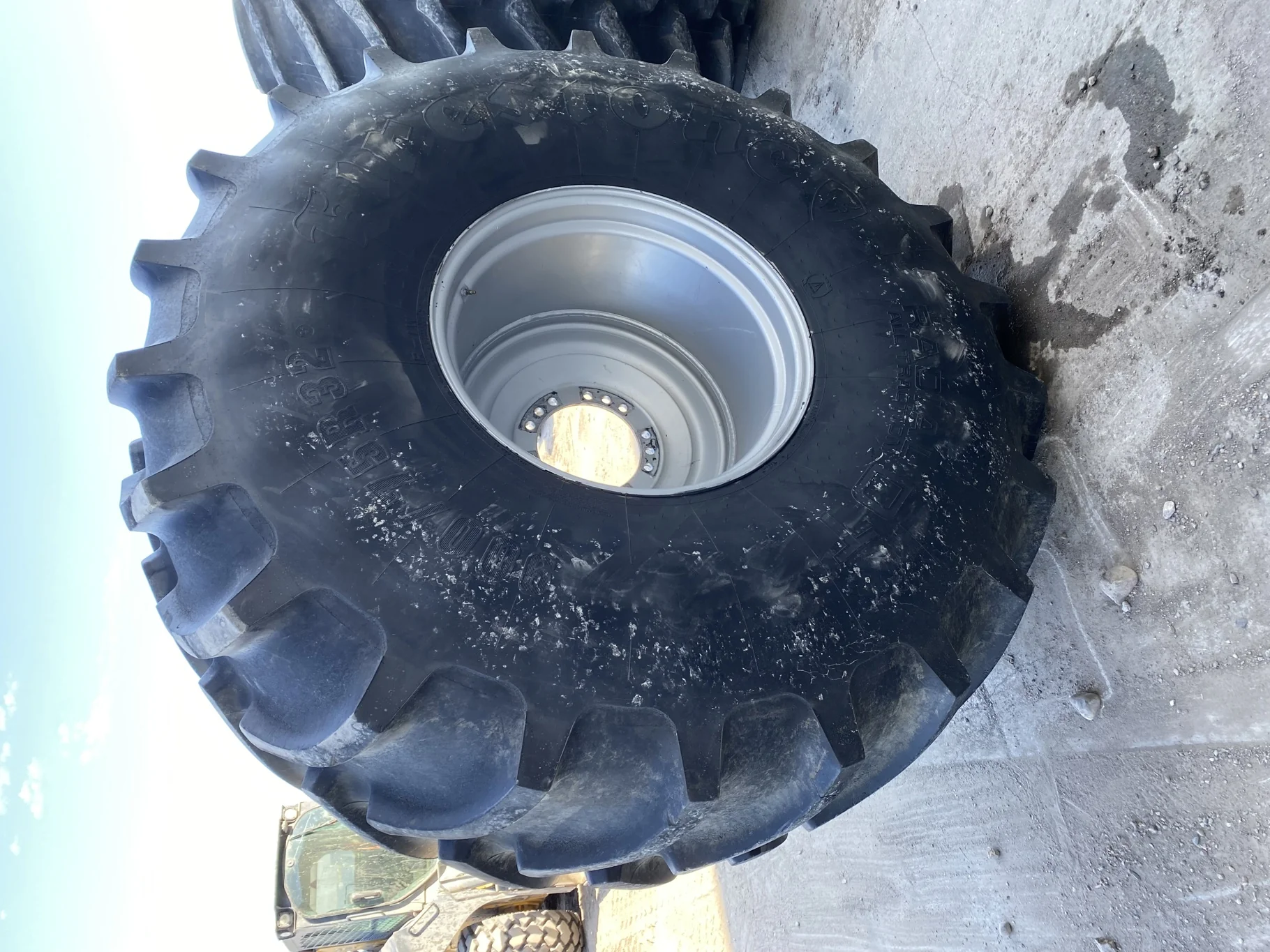 Used 900/75R32 184B Firestone RAD DT R1W TL 80% On 30 X 32 15-13.181.3125" Offset Silver Wheel image 2