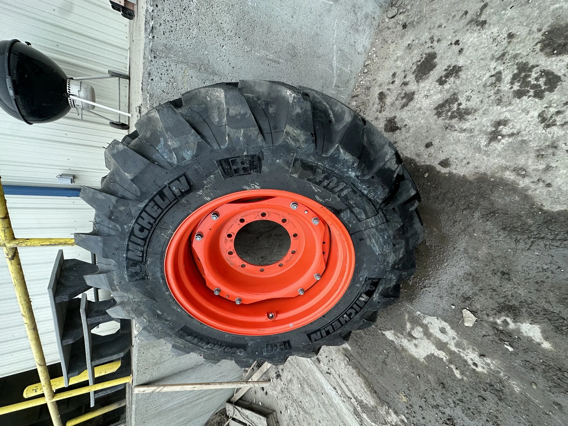 Used 440/80R28 Michelin XMCL 156B on 15 x 28 Kubota orange wheels (10-13-11)(Little bit of road wear