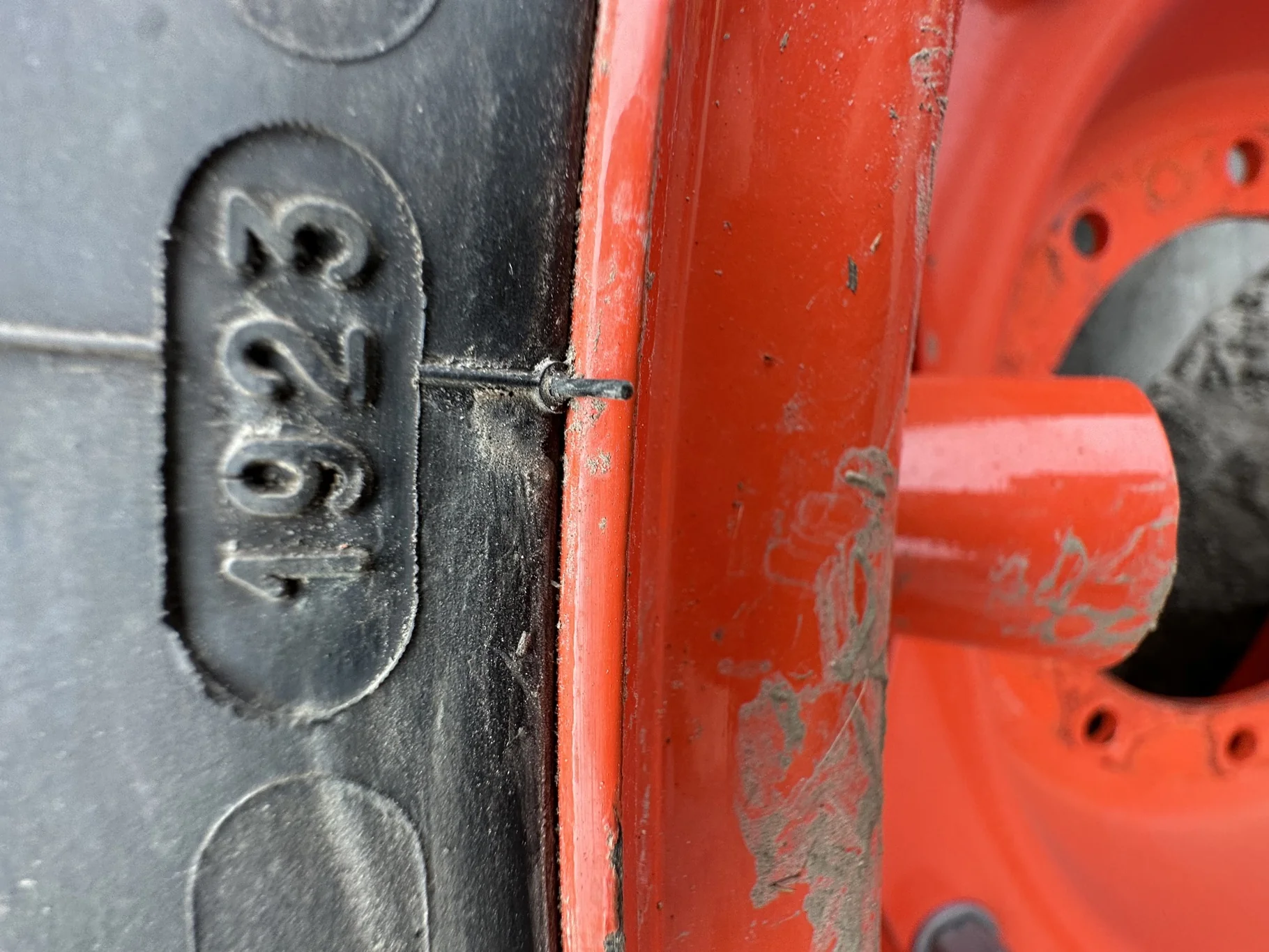 Used 440/80R28 Michelin XMCL 156B on 15 x 28 Kubota orange wheels (10-13-11)(Little bit of road wear image 4