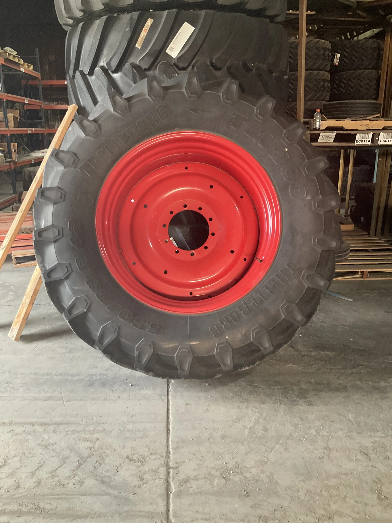 Take-Off 650/65R42 158D Trelleborg TM800 TL R-1W 95-100% 20 x 42 10-13.19-11.07 7.25"BS Fendt Red
