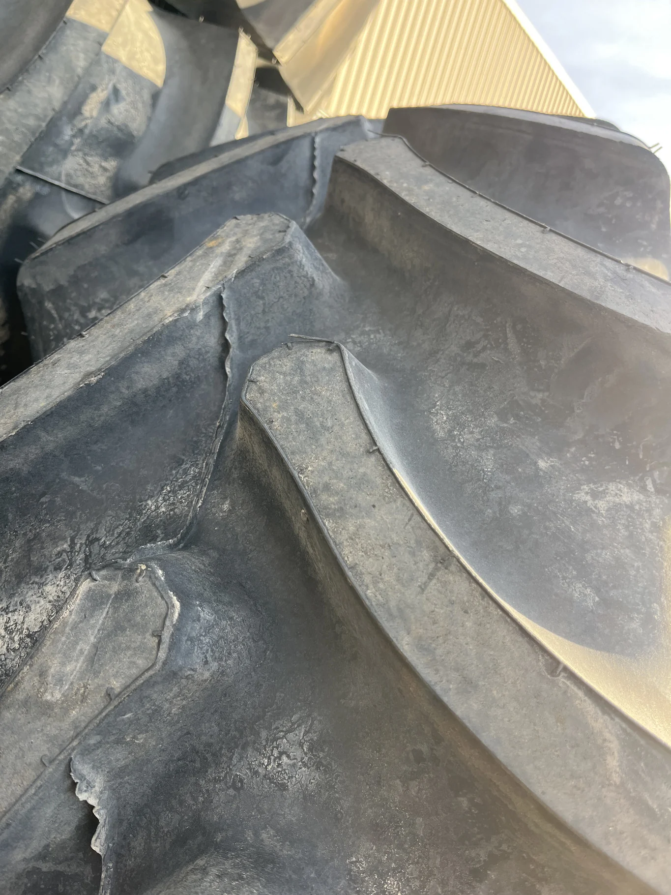 Take-Off 420/85R34 147B Firestone Radial ATDT TL R-1W 95-100% On 12-16.732-14.620 Titan Yellow image 3