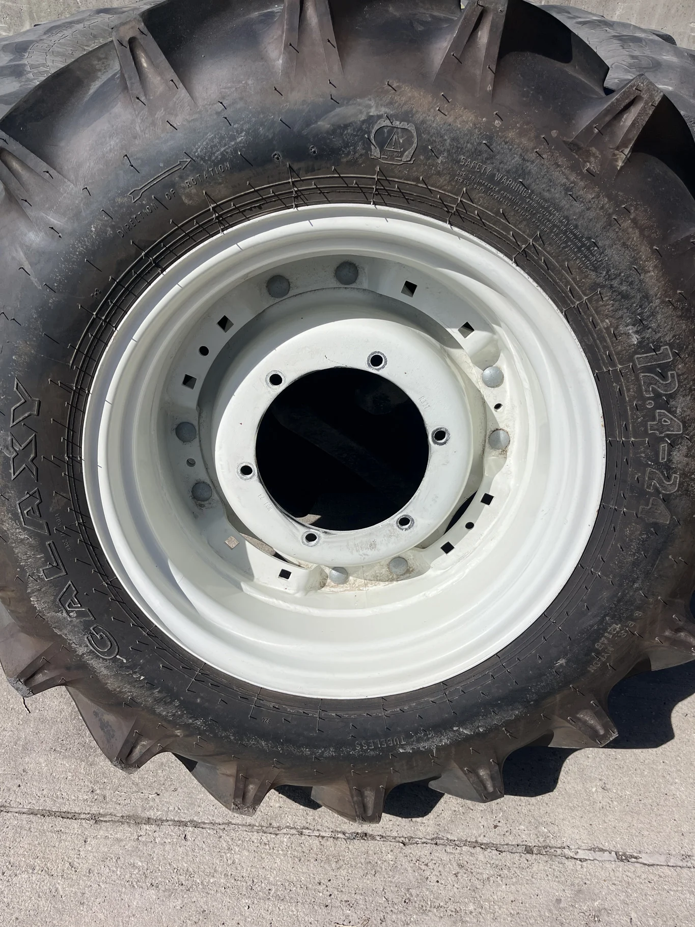 Used 12.4-24 121A8 Galaxy Earthpro 45 TL R-1 85-90% On 10 x 24 6-11.220-9853 4"BS Titan White Waffle