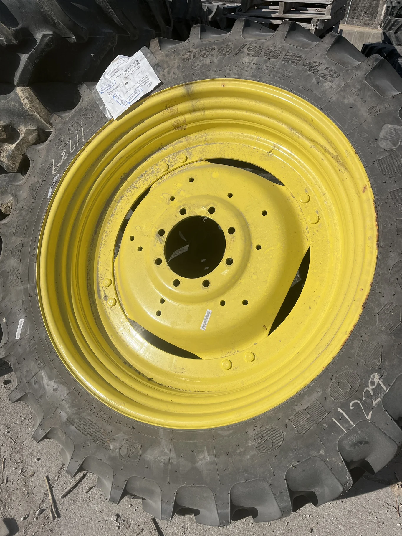 Take-Off 320/90R42 139B Firestone Radial 9000 TL R-1W  95-100% On 10 x 42 8-10.82-8.78 Yellow 4/2