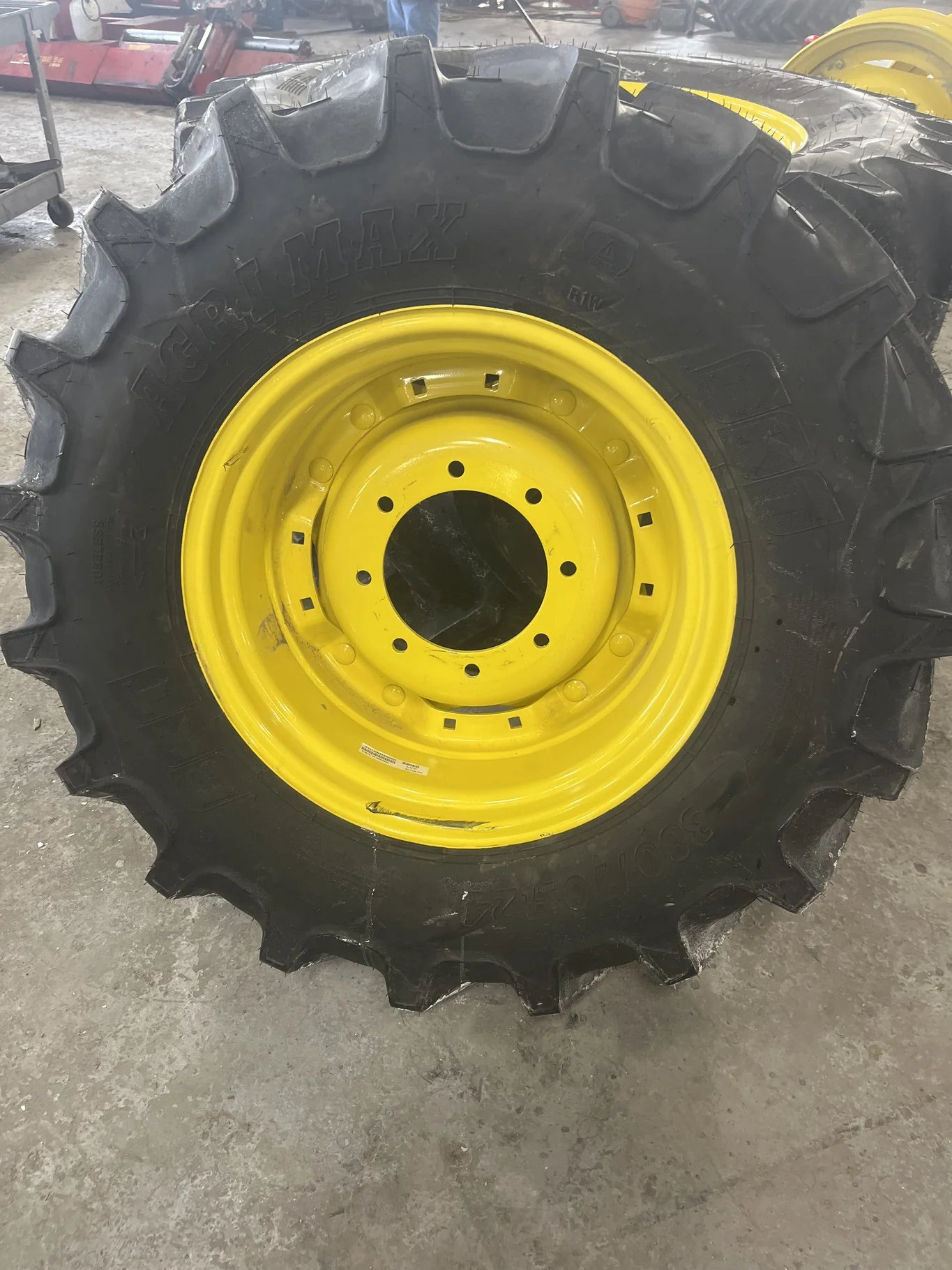 Take-off 380/70R24 125D BKT Agrimax RT765 TL R-1W 95-100% On 12 x 24 8-10.82-8.78 4"Offset Yellow