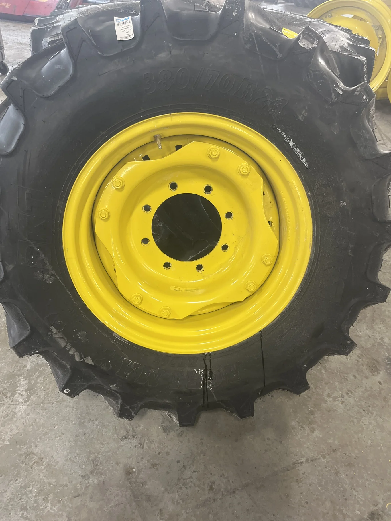 Take-off 380/70R24 125D BKT Agrimax RT765 TL R-1W 95-100% On 12 x 24 8-10.82-8.78 4"Offset Yellow image 2