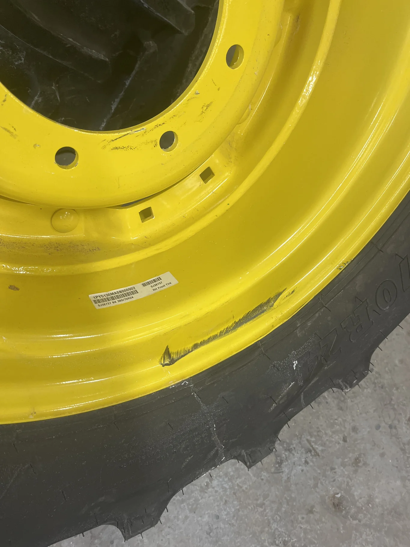 Take-off 380/70R24 125D BKT Agrimax RT765 TL R-1W 95-100% On 12 x 24 8-10.82-8.78 4"Offset Yellow image 4