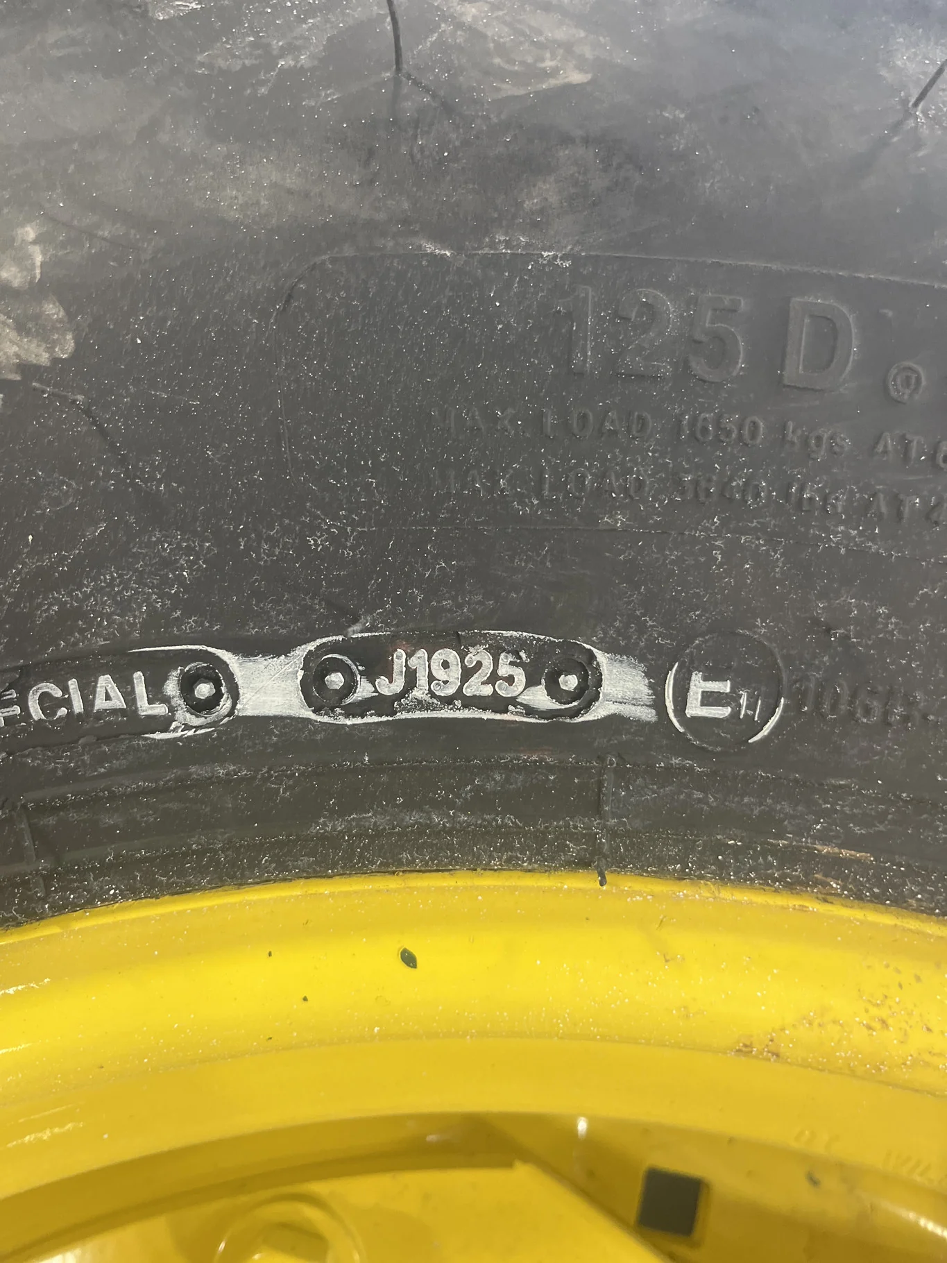 Take-off 380/70R24 125D BKT Agrimax RT765 TL R-1W 95-100% On 12 x 24 8-10.82-8.78 4"Offset Yellow image 5