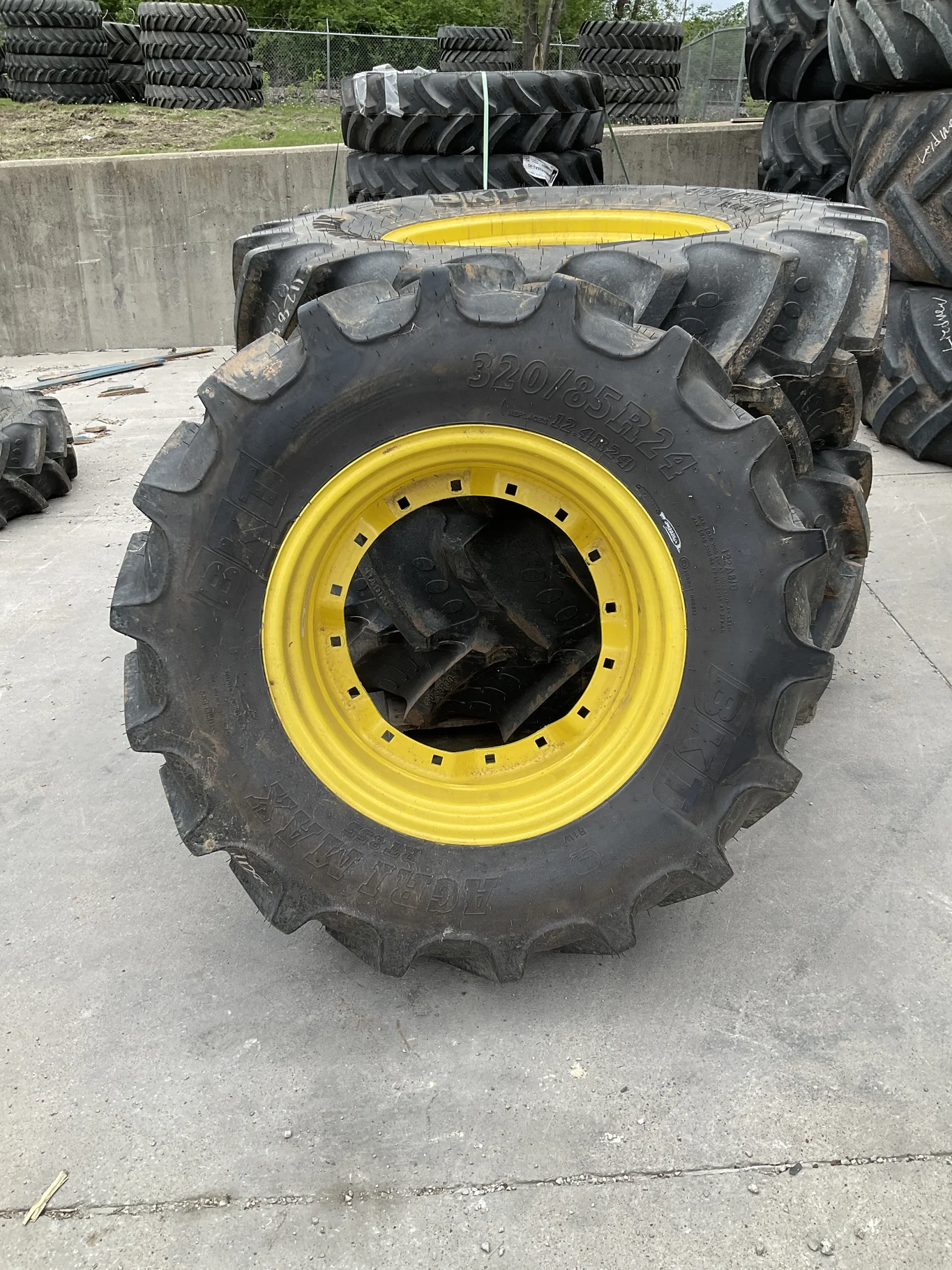 Take-Off 320/85R24 122A8 BKT Agrimax RT855 TL R-1W 95-100% On 10x24 8-10-8 7"BS WIL Yellow Waffle