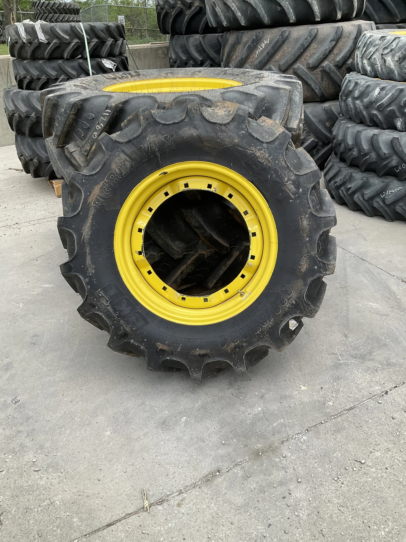 Take-Off 320/85R24 122A8 BKT Agrimax RT855 TL R-1W 95-100% On 10x24 8-10-8 7"BS WIL Yellow Waffle image 2