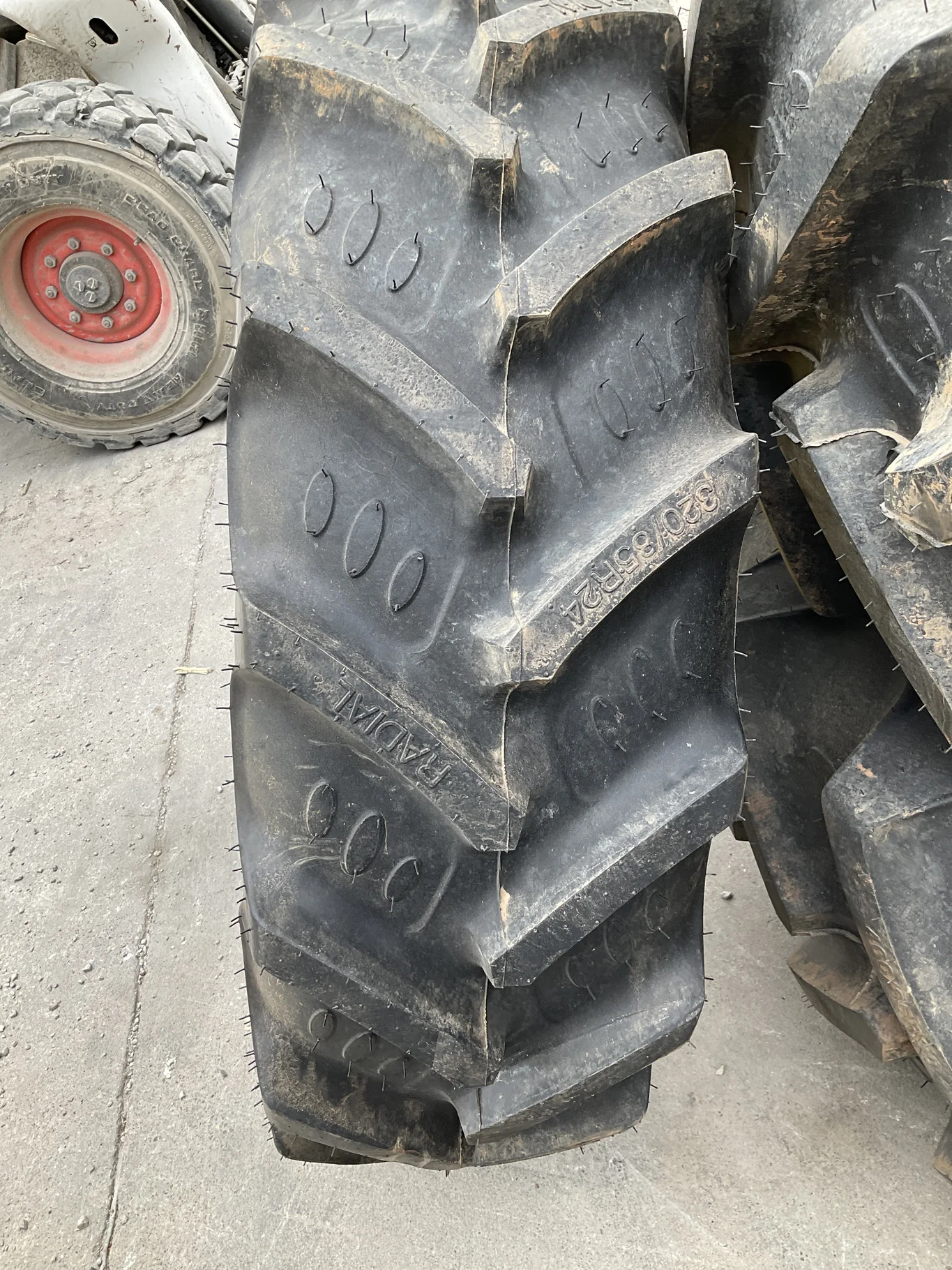 Take-Off 320/85R24 122A8 BKT Agrimax RT855 TL R-1W 95-100% On 10x24 8-10-8 7"BS WIL Yellow Waffle image 3