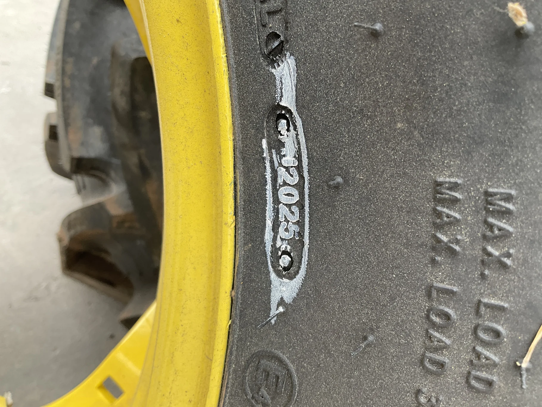 Take-Off 320/85R24 122A8 BKT Agrimax RT855 TL R-1W 95-100% On 10x24 8-10-8 7"BS WIL Yellow Waffle image 4