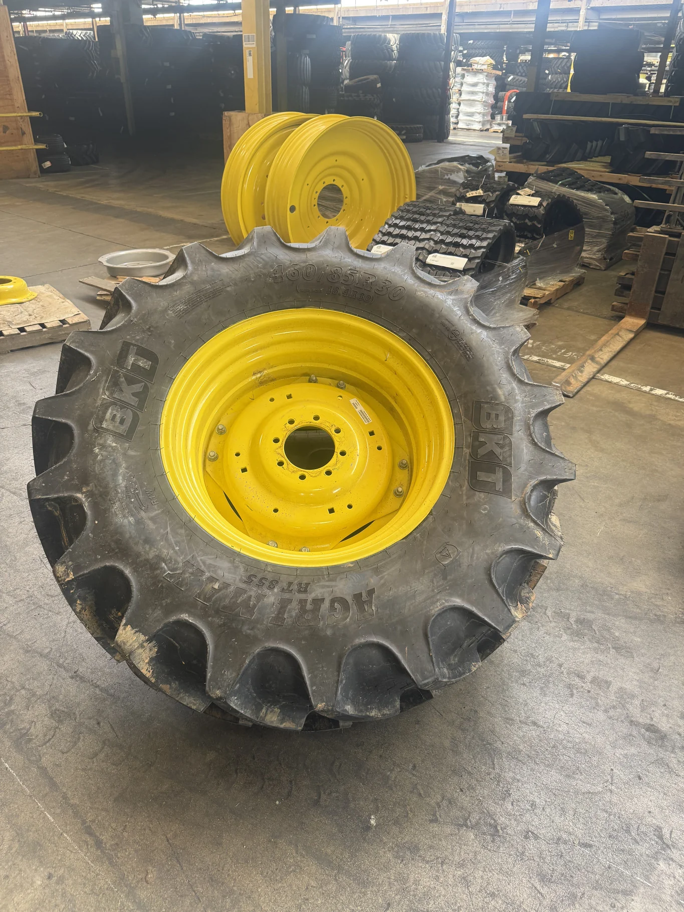 Take-Off 320/85R24 122A8 BKT Agrimax RT855 TL R-1W 95-100% On 10x24 8-10-8 7"BS WIL Yellow Waffle image 5
