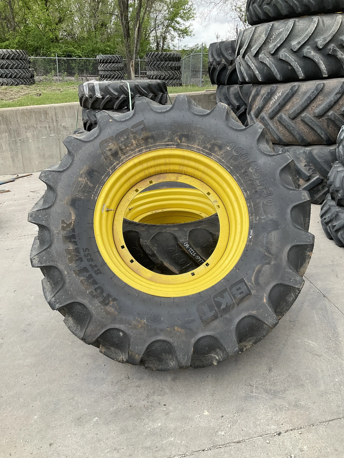 Take-Off 460/85R30 145A8 BKT Agrimax RT855 TL R-1W 95-100% On 15 x 30 8-8-6 10"BS WIL Yellow 4/2