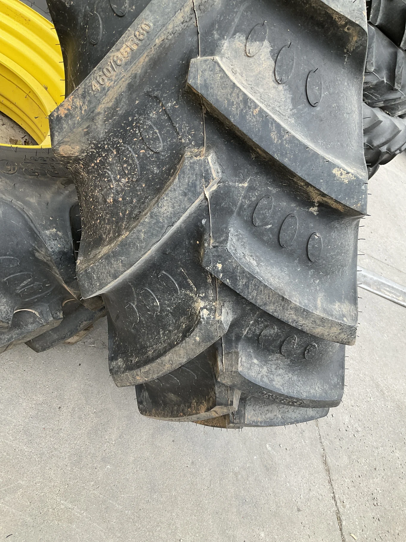 Take-Off 460/85R30 145A8 BKT Agrimax RT855 TL R-1W 95-100% On 15 x 30 8-8-6 10"BS WIL Yellow 4/2 image 2
