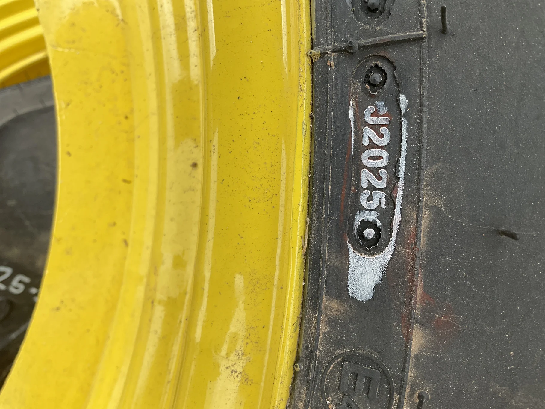 Take-Off 460/85R30 145A8 BKT Agrimax RT855 TL R-1W 95-100% On 15 x 30 8-8-6 10"BS WIL Yellow 4/2 image 3
