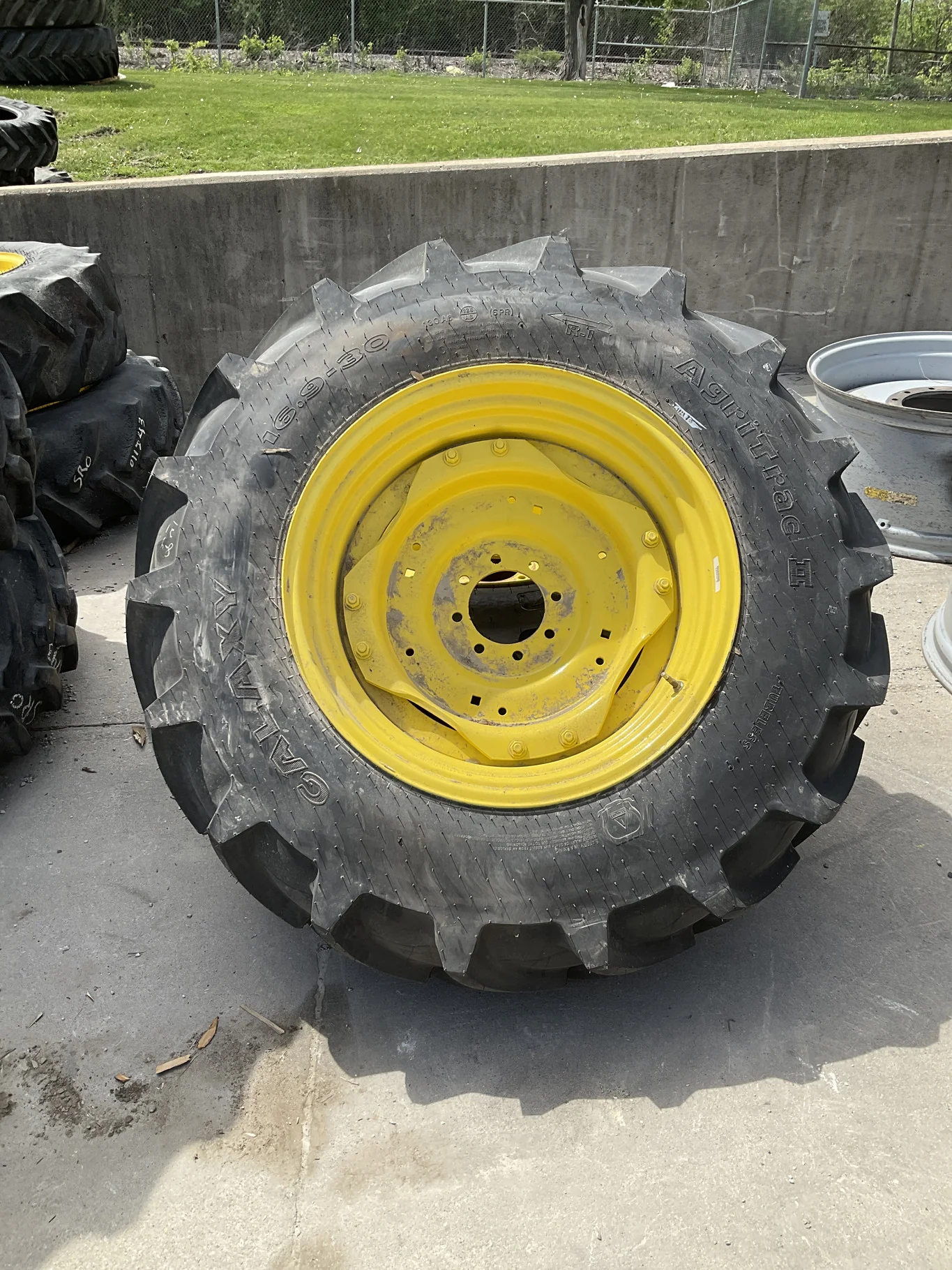Take-Off 16.9-30 130A6 Galaxy AgriTrac II TL R-1 95-100% On 15 x 30 8-8-6 6"BS WIL Yellow 4/2 Rail