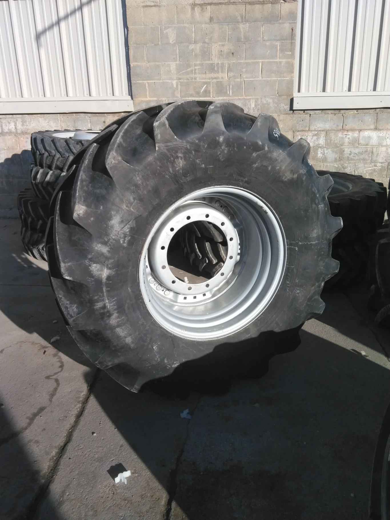 Used 600/70R30 158D Michelin MachXbib TL R-1W 65-70% On 20 x 30 12-16 3/4-14.5 Waffle 3 Bolt/Disc image 4