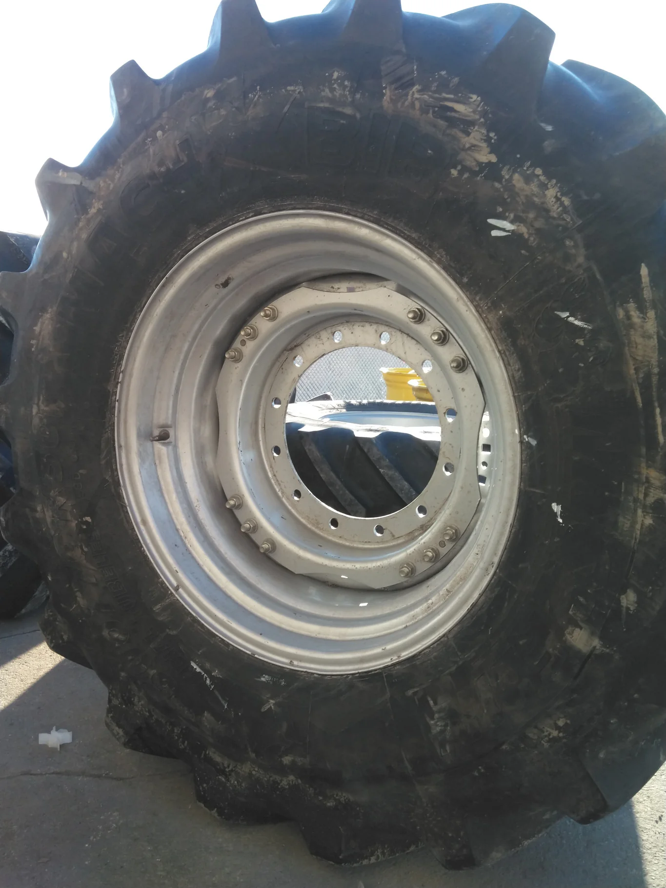 Used 600/70R30 158D Michelin MachXbib TL R-1W 65-70% On 20 x 30 12-16 3/4-14.5 Waffle 3 Bolt/Disc image 5
