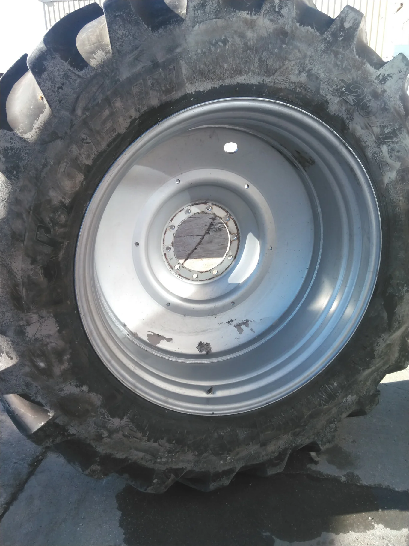 Used 620/70R46 162D Michelin MachXbib TL R-1W 85-90% On 20 x 46 10-13.24-11 Dual Wheel Minor cuts in image 2
