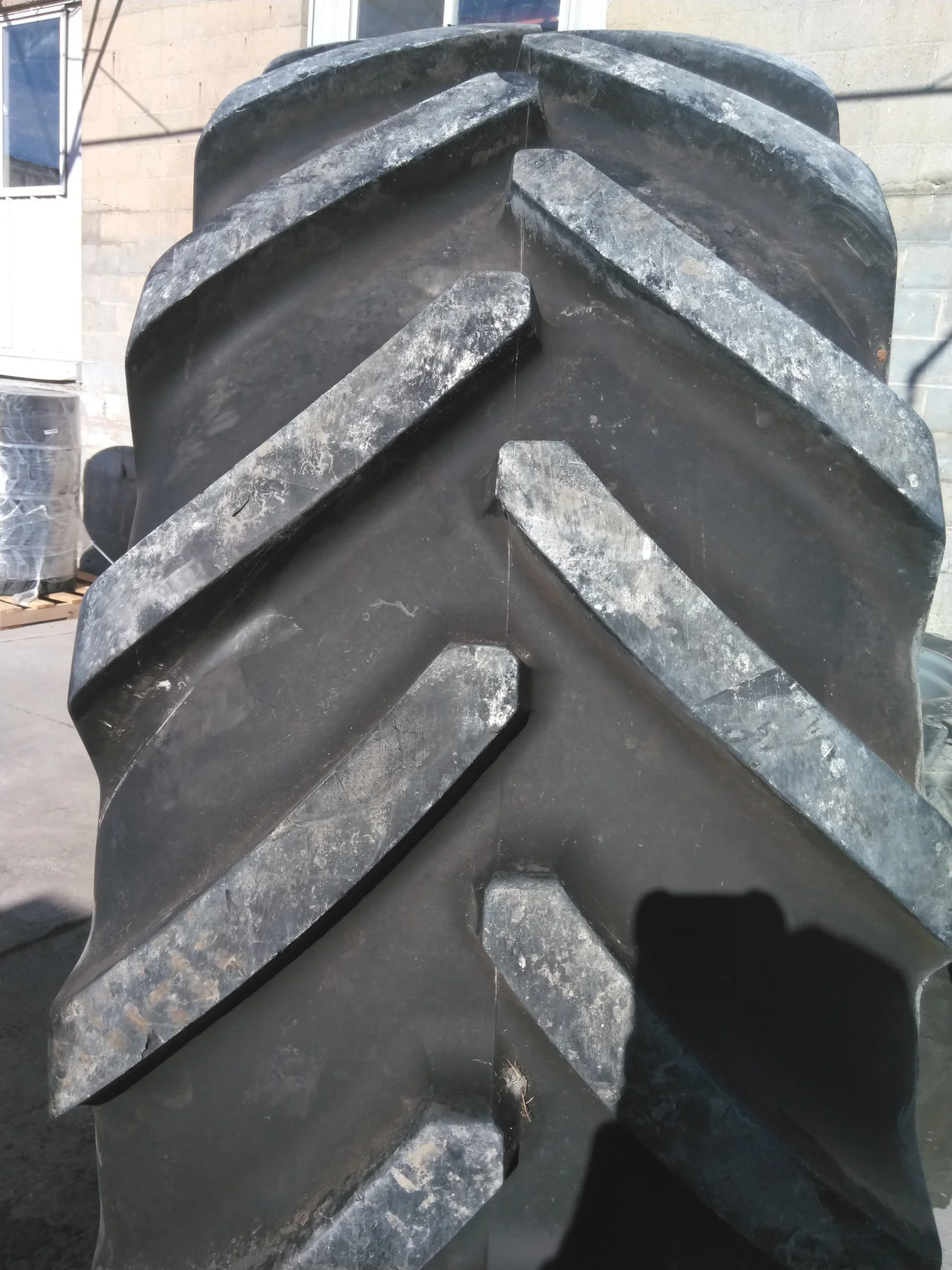 Used 620/70R46 162D Michelin MachXbib TL R-1W 85-90% On 20 x 46 10-13.24-11 Dual Wheel Minor cuts in image 5