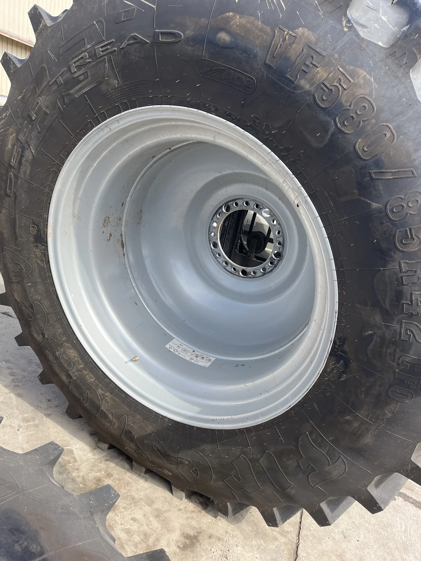 Take-Off VF580/85R42 183B Firestone DT TL R-1W 95-100% On 20 x 42 20-13.19-11.07 -4"BS Titan Silver