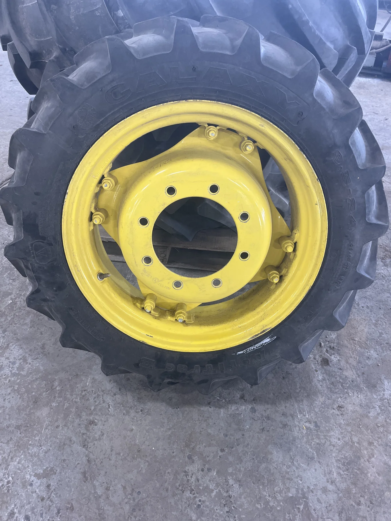 Used 9.5-24 102A8 Galaxy Agritrac 2 TL R-1 80-85% On 8 x 24 8-10.82-8.78 4/2 Clamp/Disc