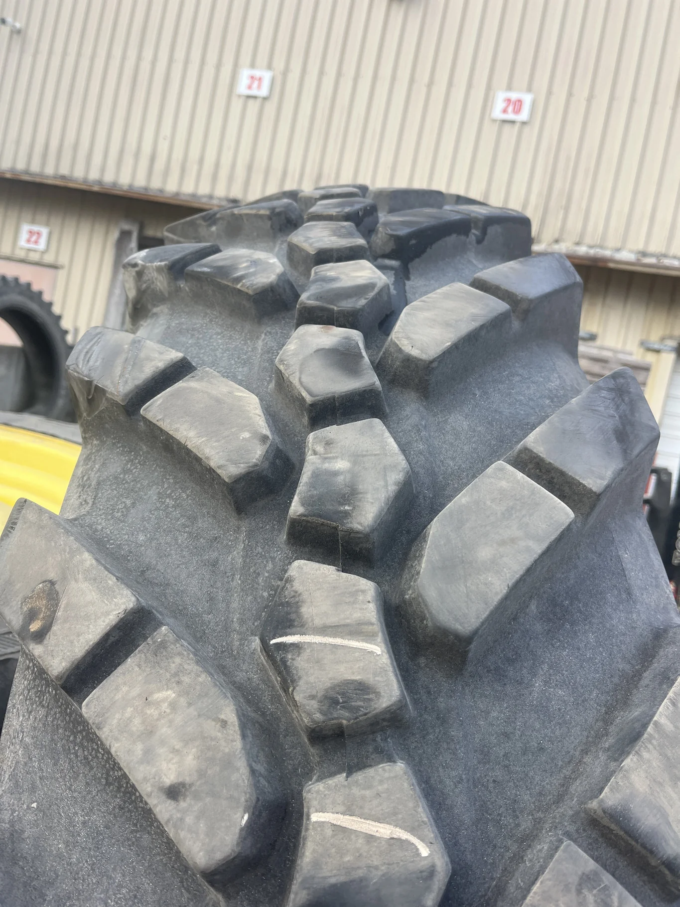 Used VF380/90R46 173D Alliance Agriflex 363 TL R-1 80-85% On 13 x 46 12-13.976-11.857-1 9" BS Titan image 3