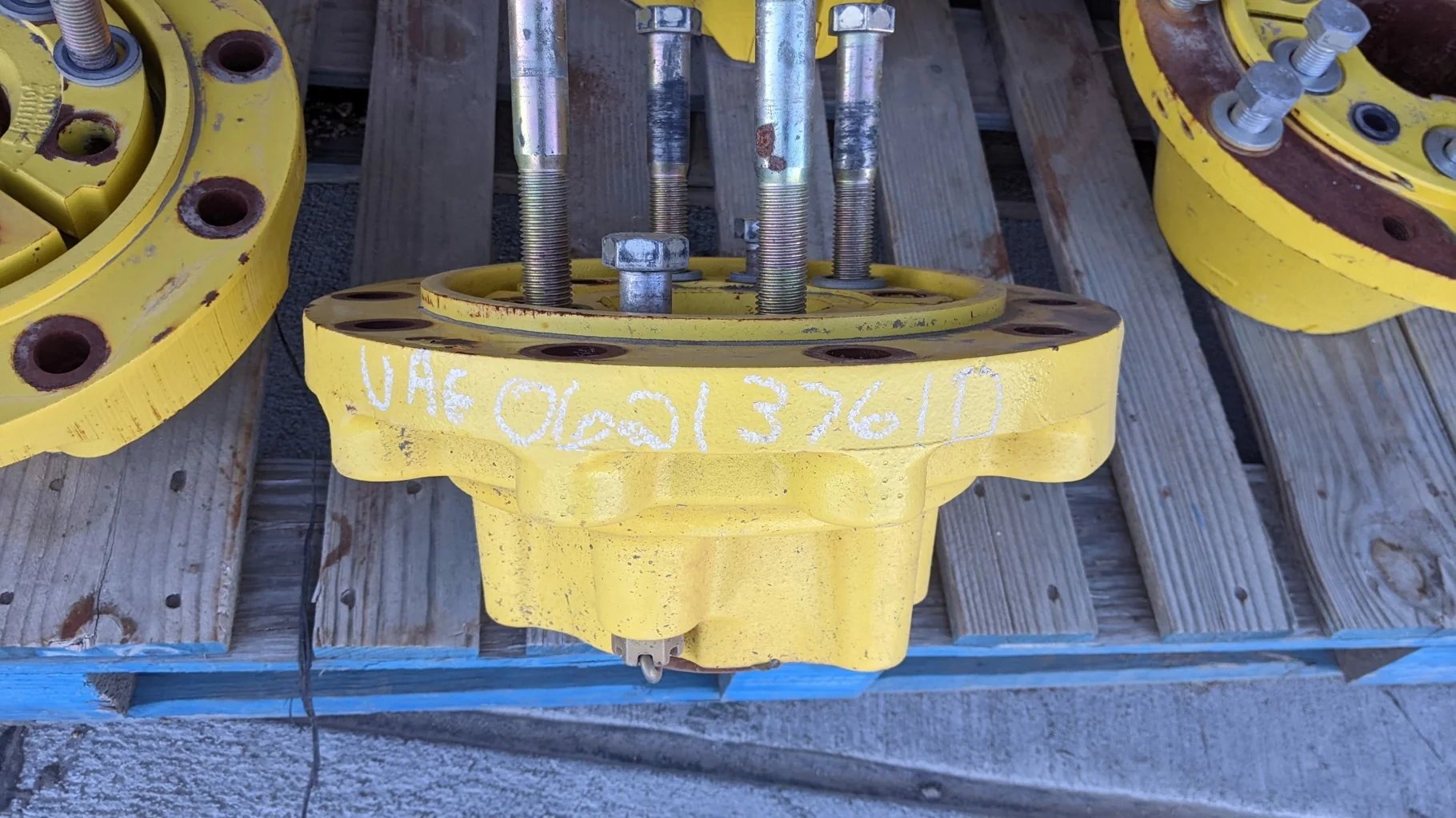 Used Hub 10 Bolt JD w/ Bolts