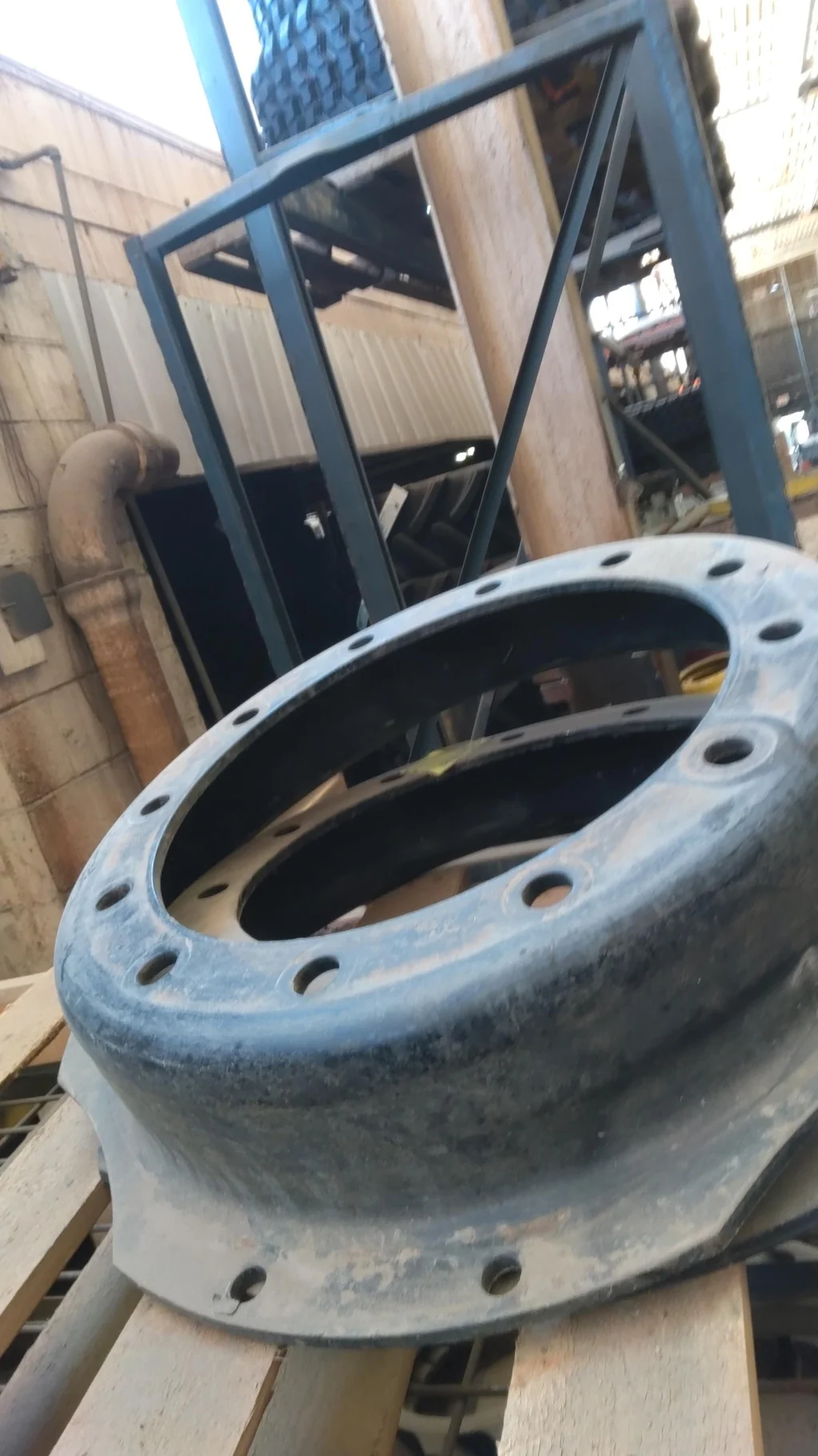 USED DISC 28/30" CIH Black 12 Bolt (.906) Waffle Center (12-16.732-14.64) 4" offset - Good Condition image 2