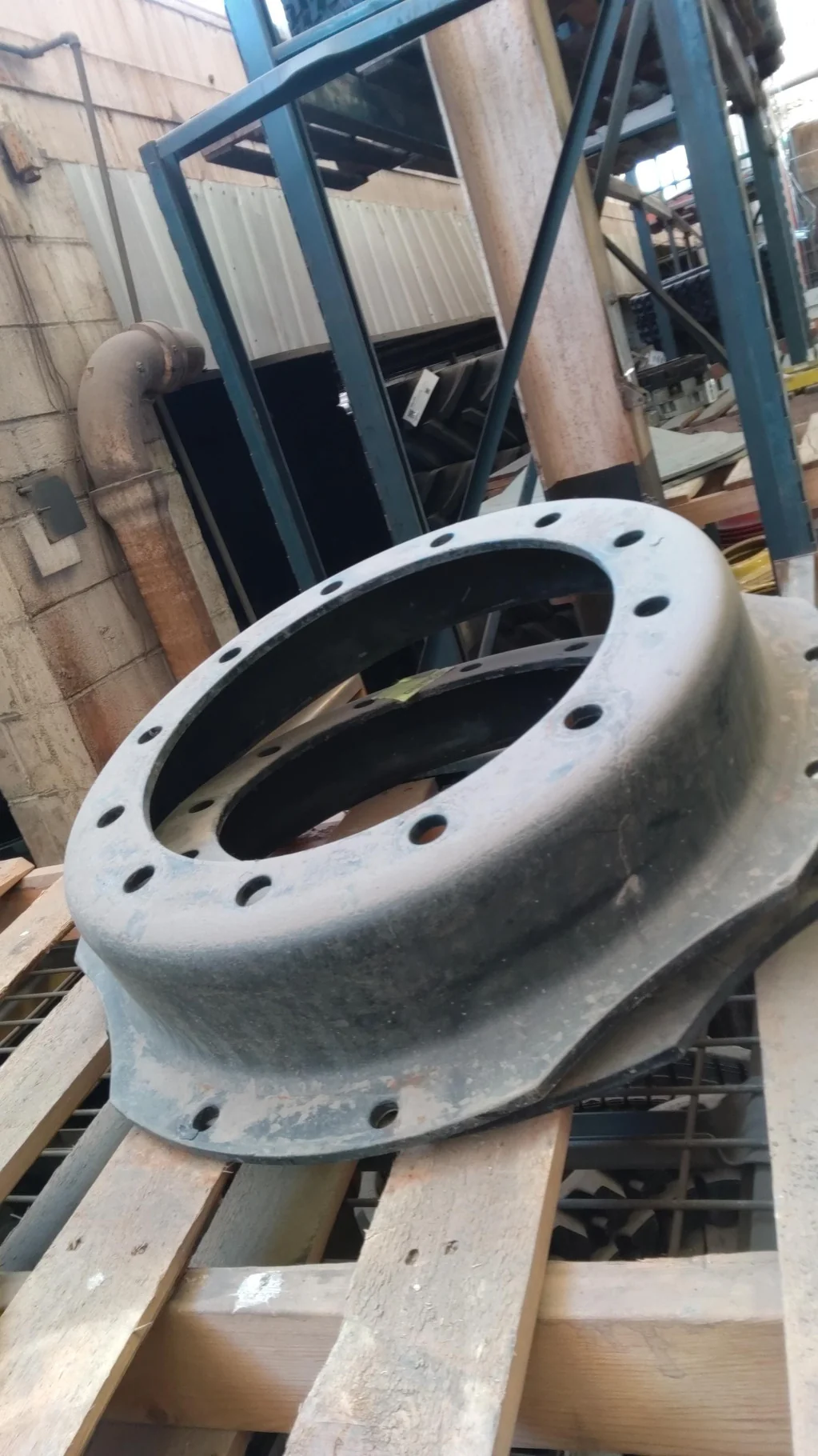 USED DISC 28/30" CIH Black 12 Bolt (.906) Waffle Center (12-16.732-14.64) 4" offset - Good Condition image 3