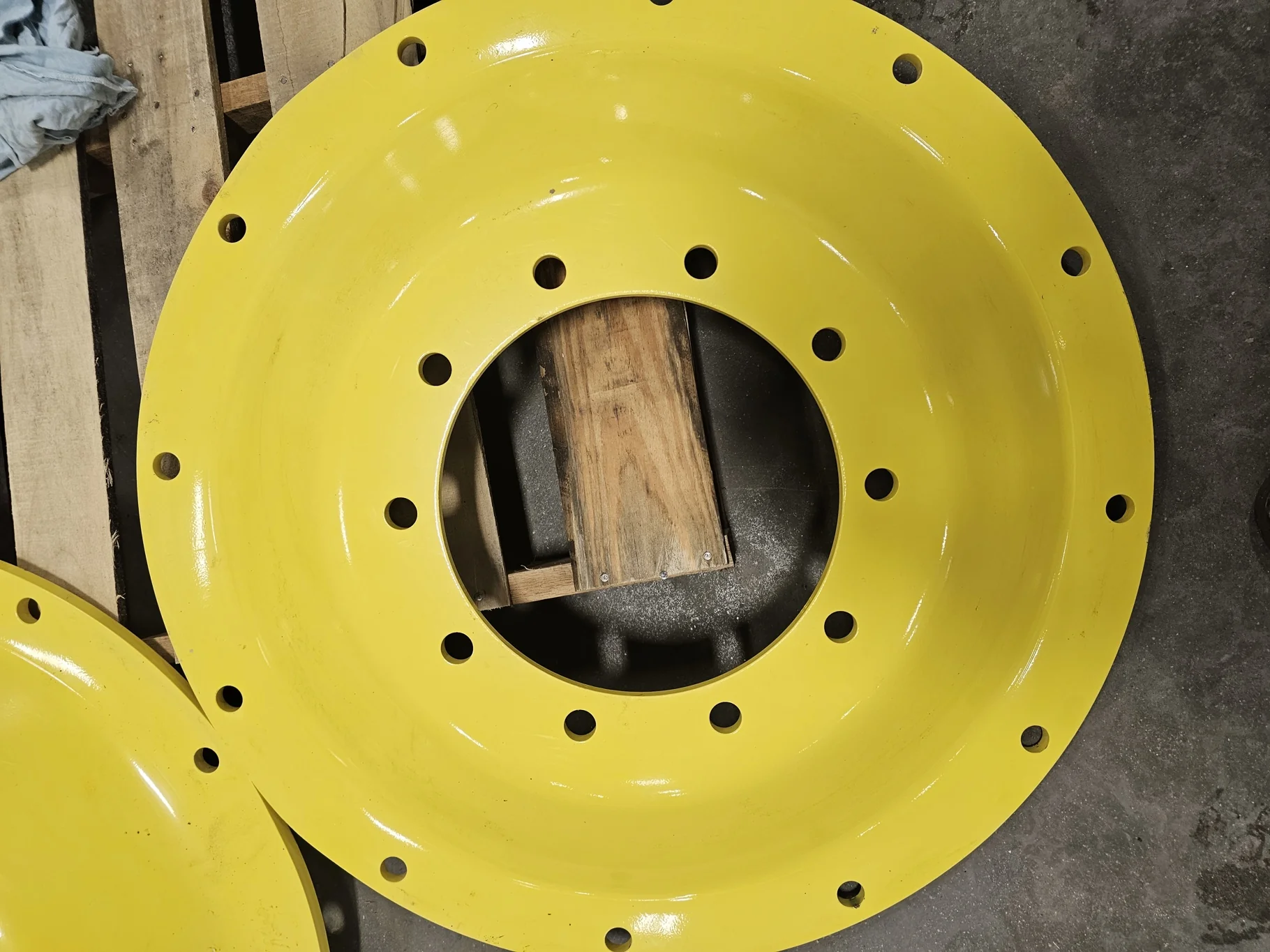 Used Disc 34" 10-13.189-11.090 JD Yellow Stub Disc