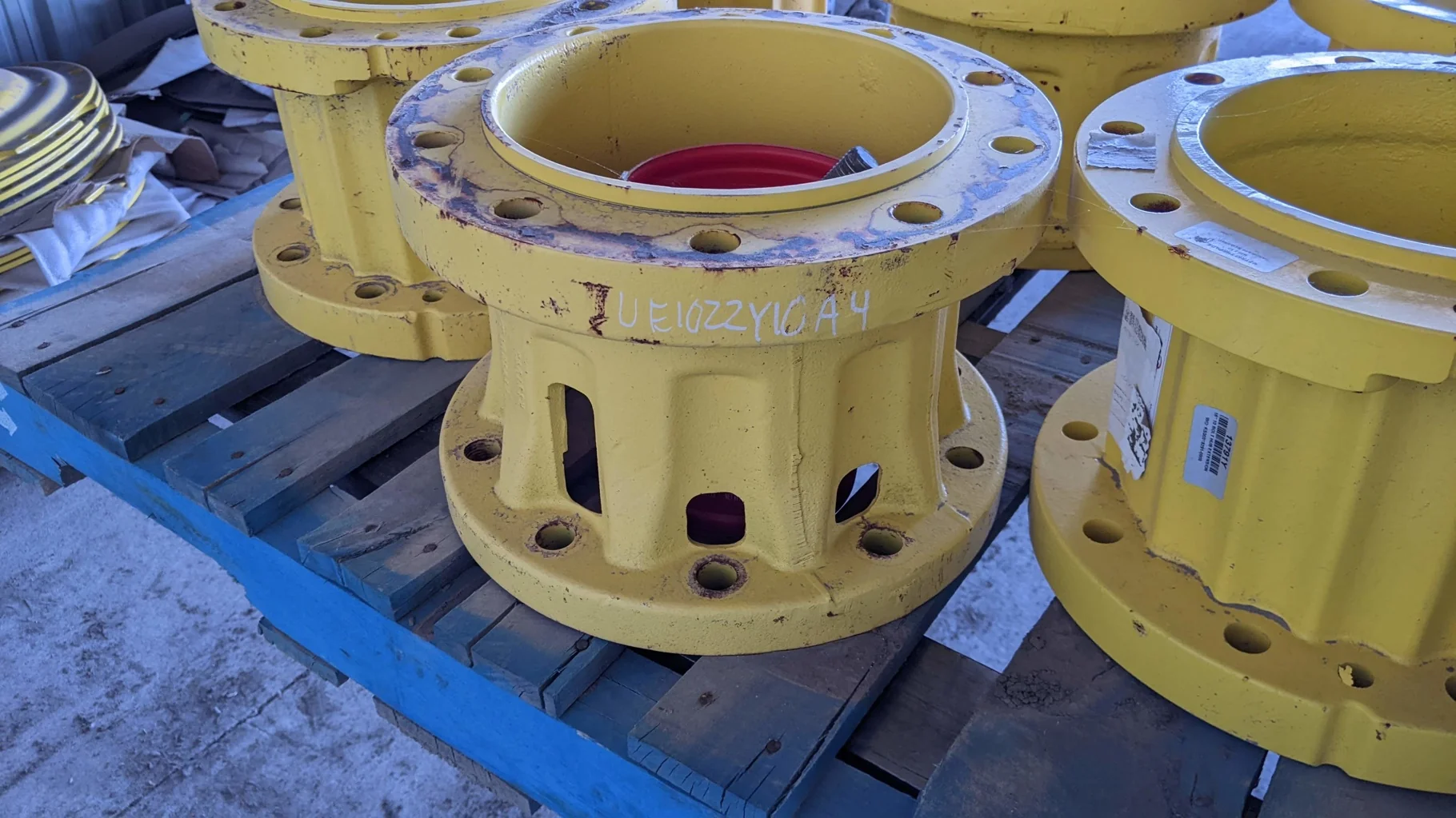 Used 10" HUB JD YELLOW W/ BOLTS
