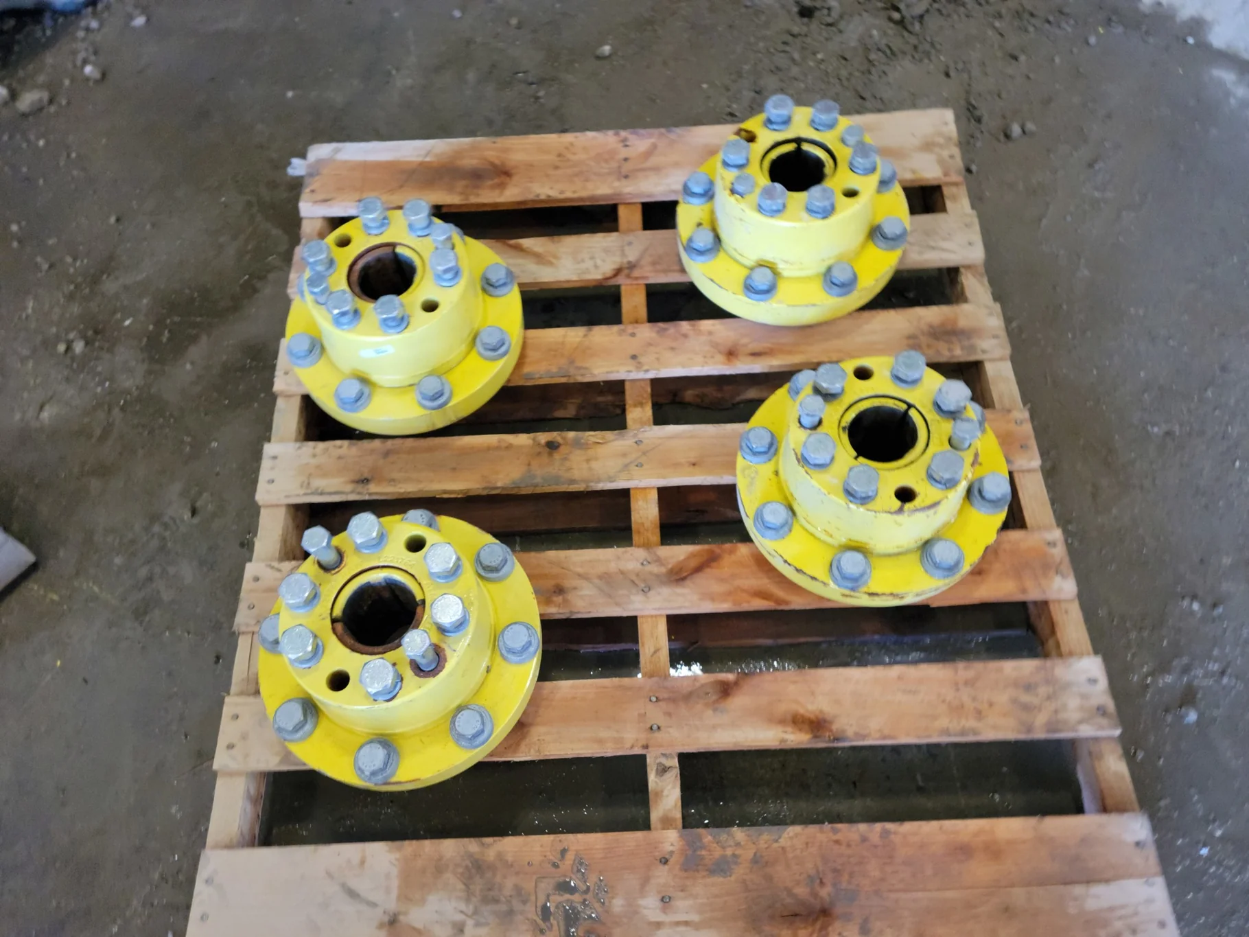 Used Hub John Deere Yellow 8 Bolt (78 mm/3 1/8" axle) image 2