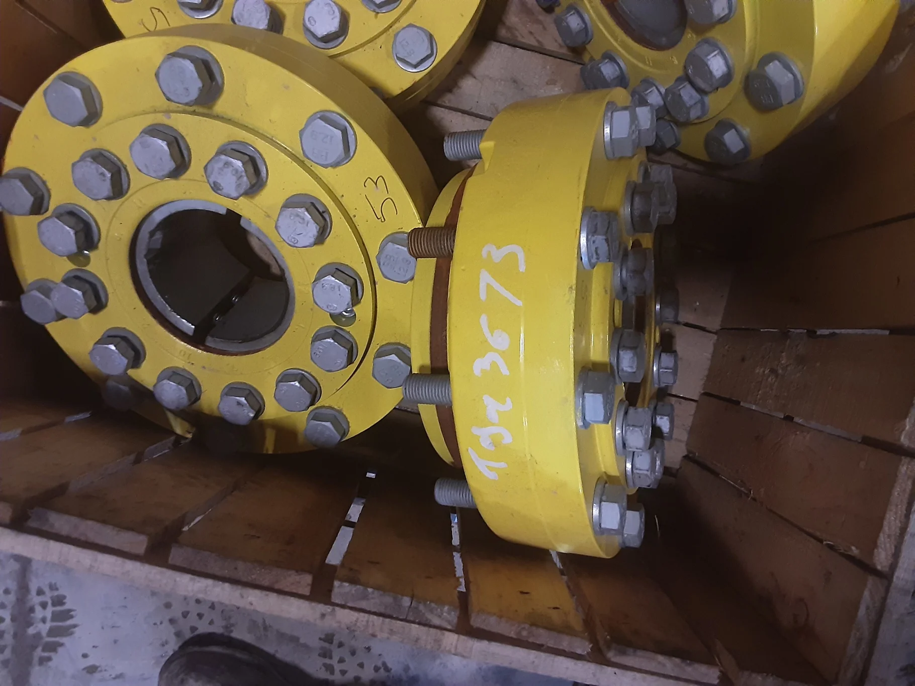 Used Hub JD Yellow 10 Bolt 120 mm image 3