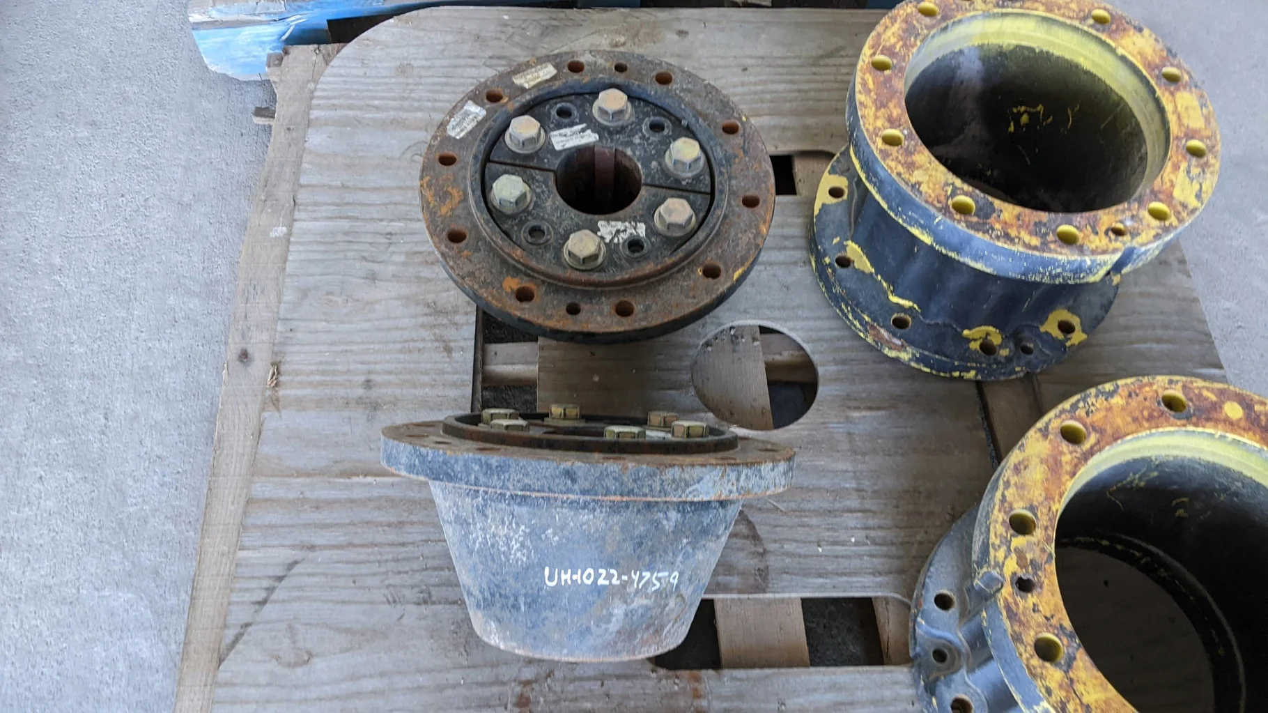 Used Hub JD 10 Bolt Keyed w/ Bolts 1000e30m