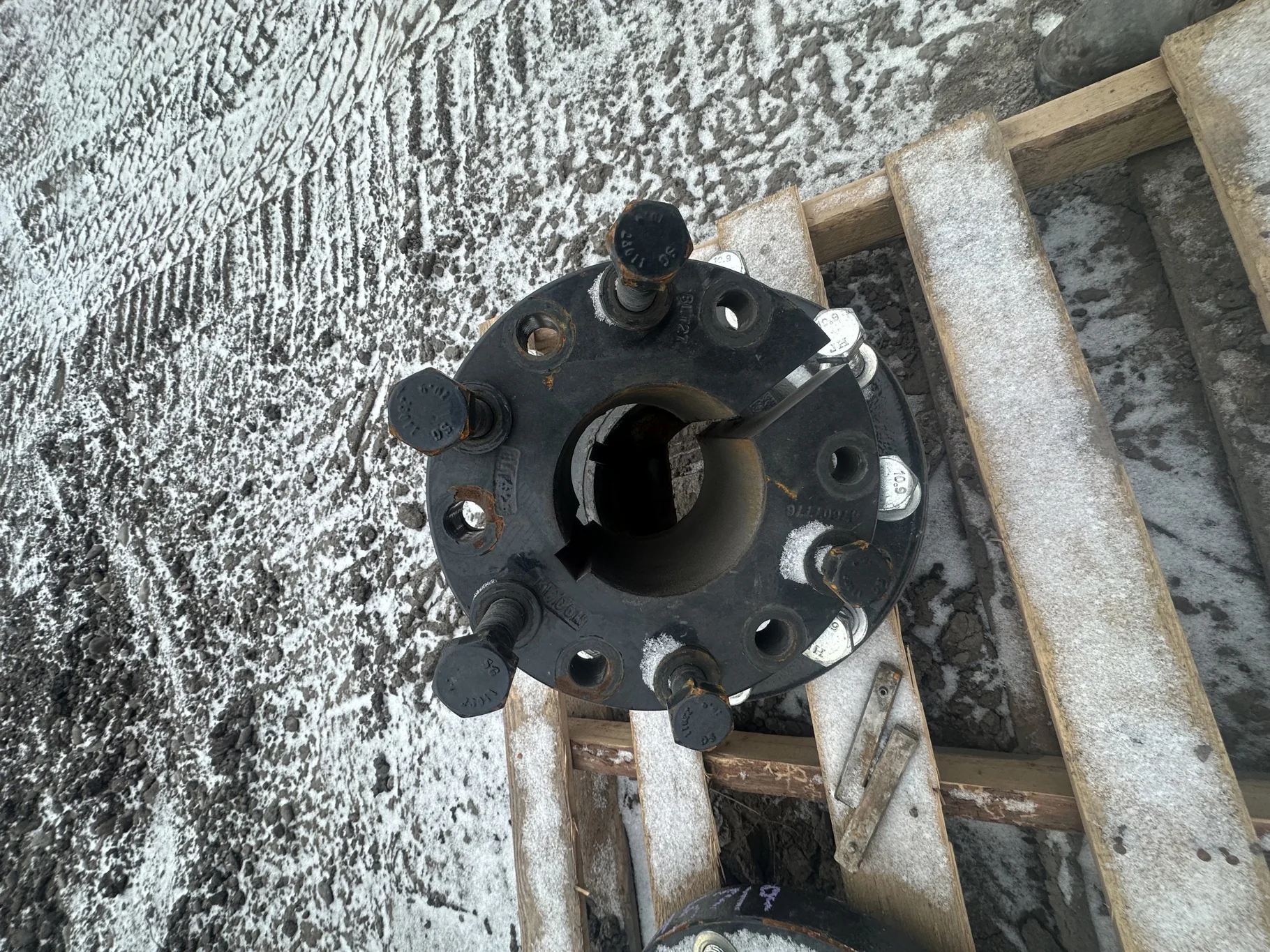 Used Hub Case black 10 bolt w/ hardware  ( scratches, rust)