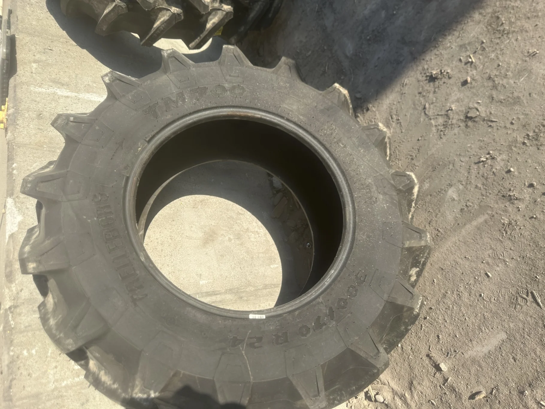 TAKE-OFF 380/70R24 Trelleborg TM700 R-1W (125A8) TL (Road Wear)