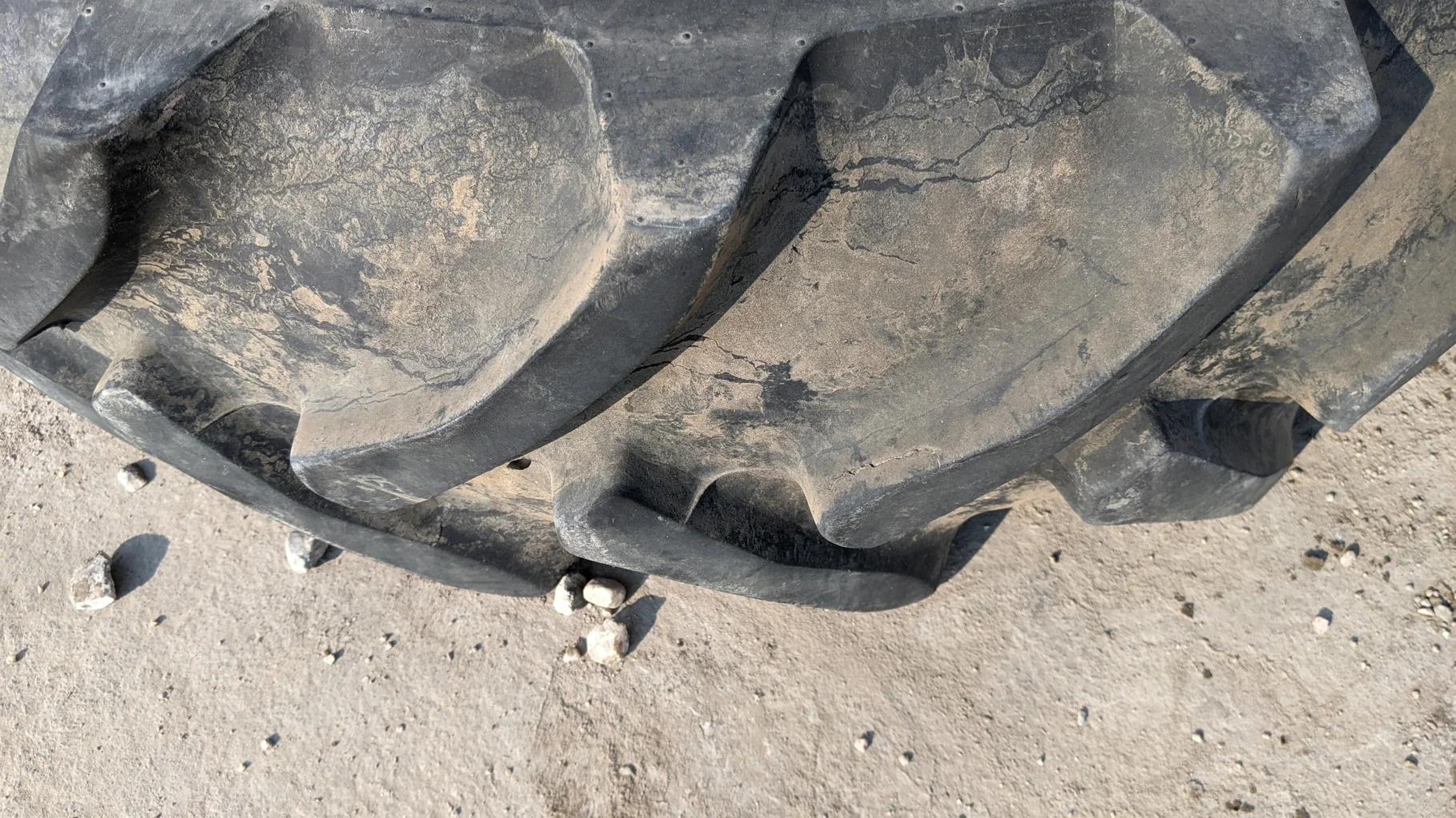 Used 12.4-24 Galaxy Agri Trac II R-1 D(8Ply) 75% uneven wear, road wear, cuts between lugs, lug cuts image 2