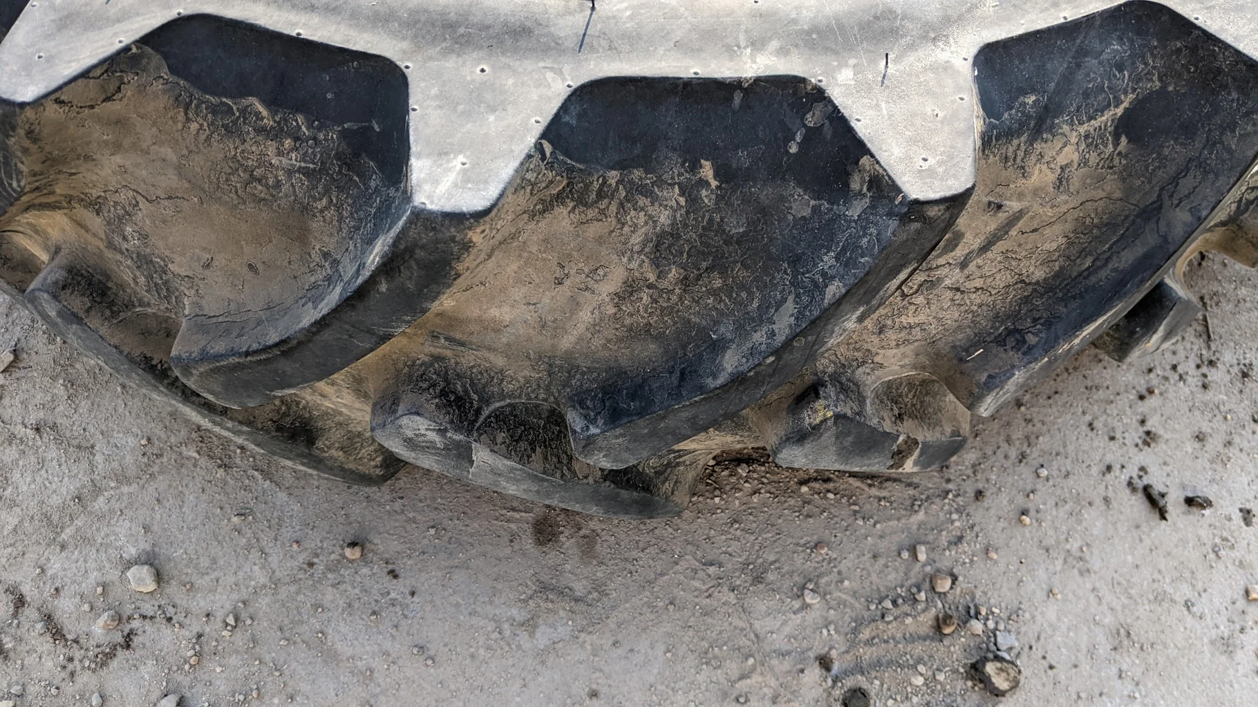 Used 12.4-24 Galaxy Agri Trac II R-1 D(8Ply) 75% uneven wear, road wear, cuts between lugs, lug cuts image 3