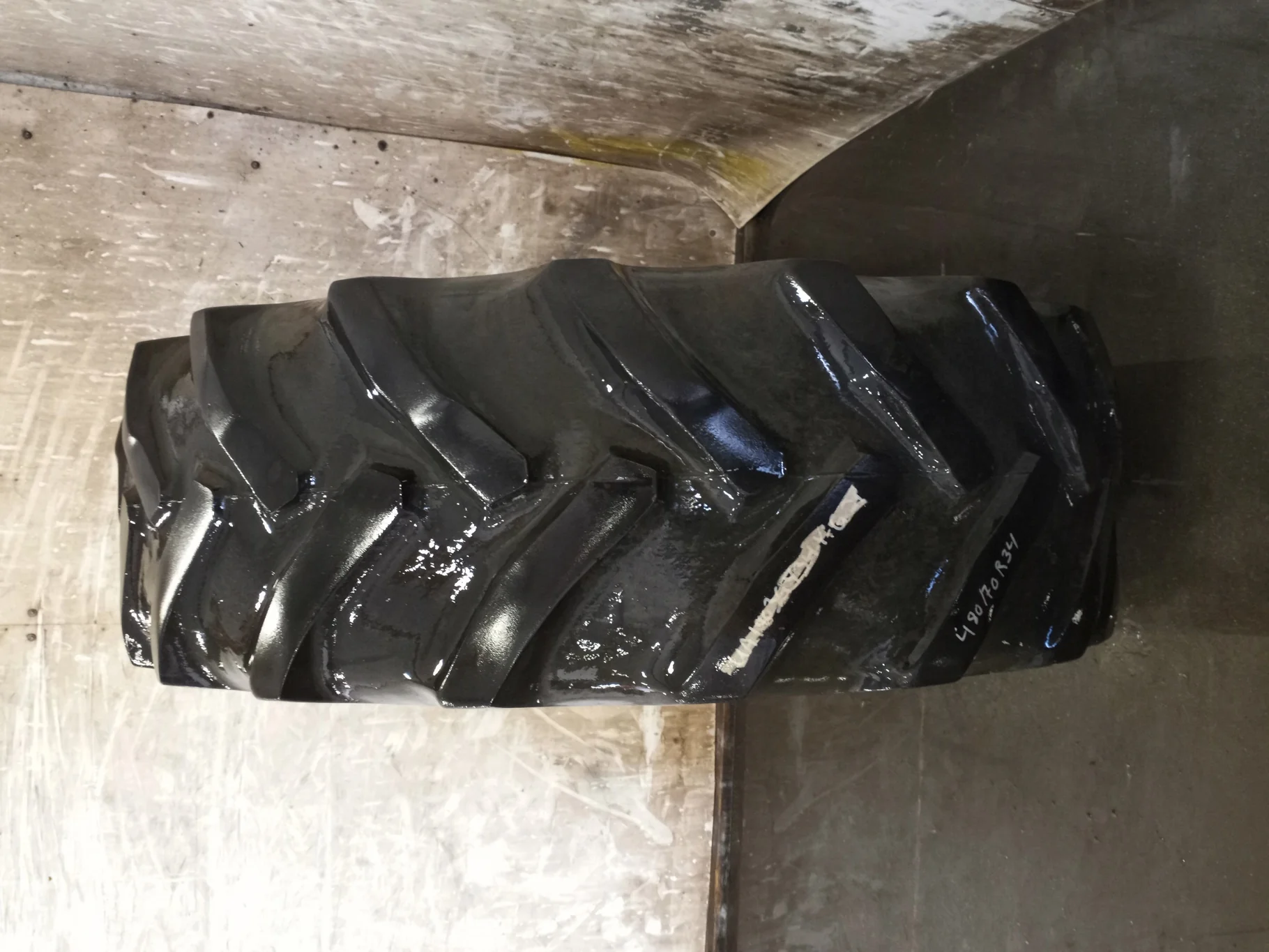 Used 480/70R34 Goodyear DT R-1W (155A8) 50% (Uneven tread wear.)