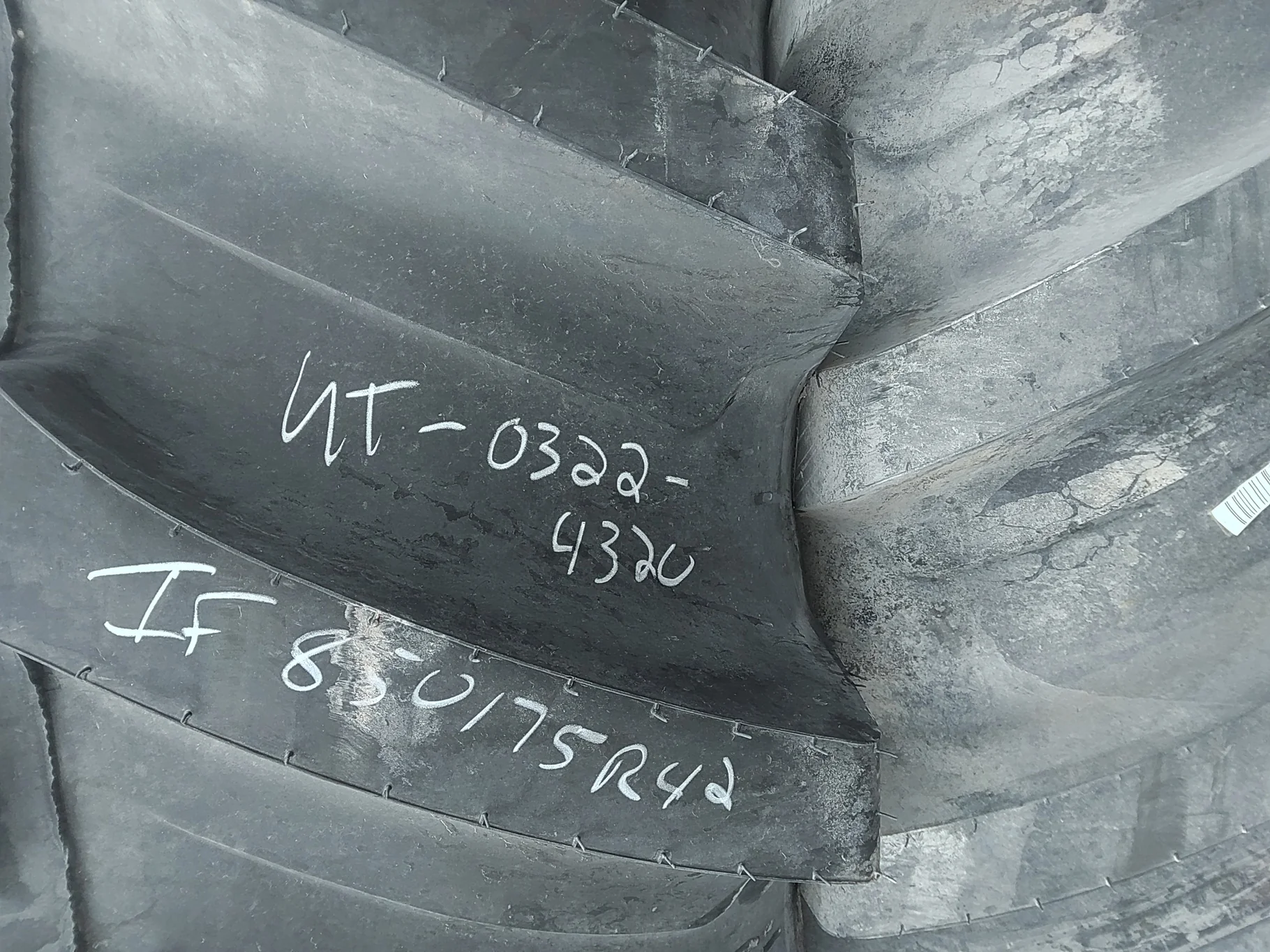Take-Off IF850/75R42 CFO Firestone Radial Deep Tread 23 R-1W 186B TL - cuts on sidewall