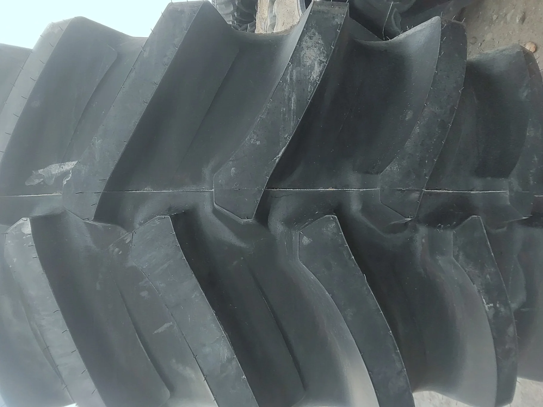 Take-Off IF850/75R42 CFO Firestone Radial Deep Tread 23 R-1W 186B TL - cuts on sidewall image 5