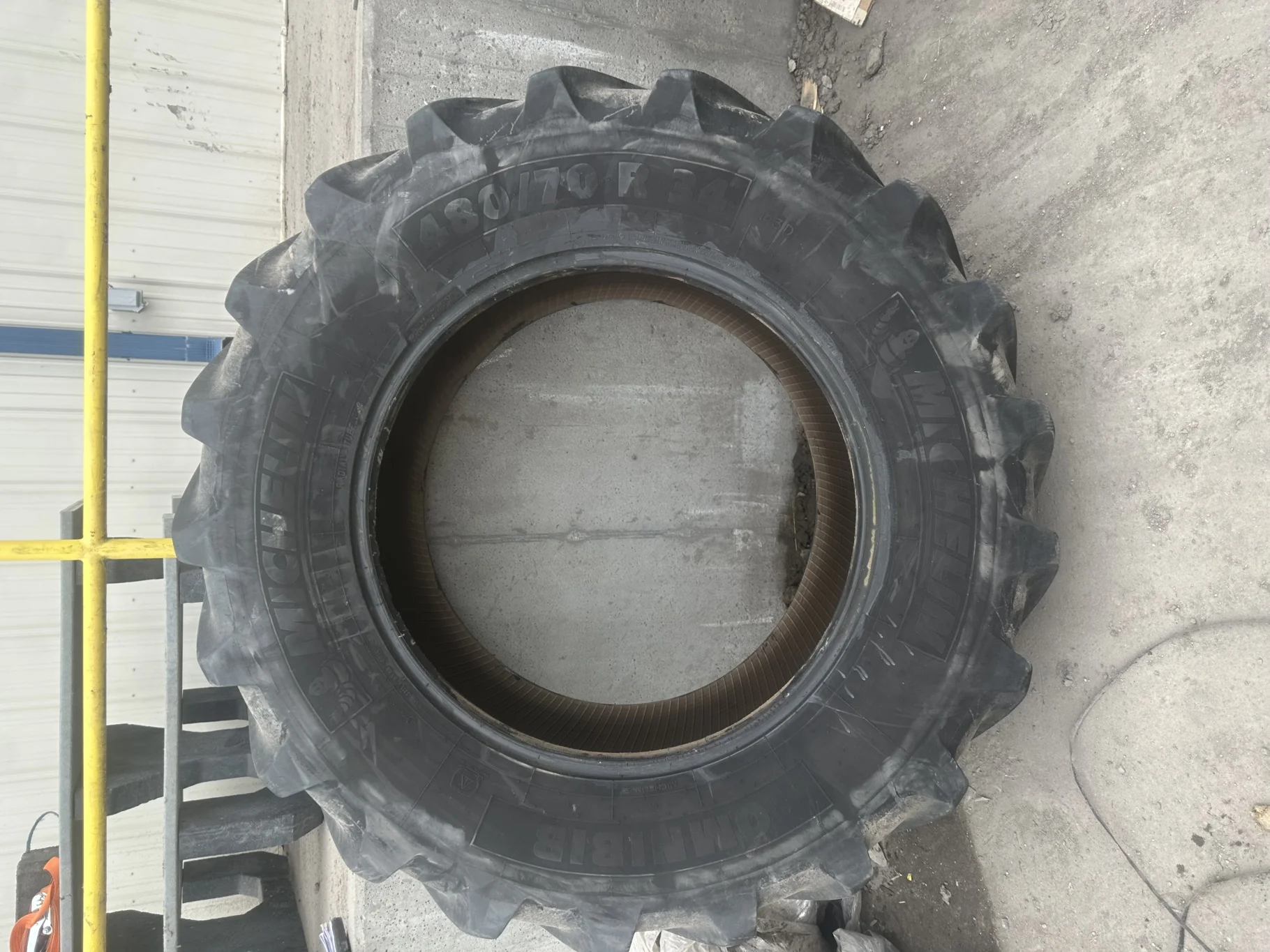 Used 480/70R34 Michelin OmniBib R1W 143D TL 70% (Weathering/Cuts/Stubble) image 2