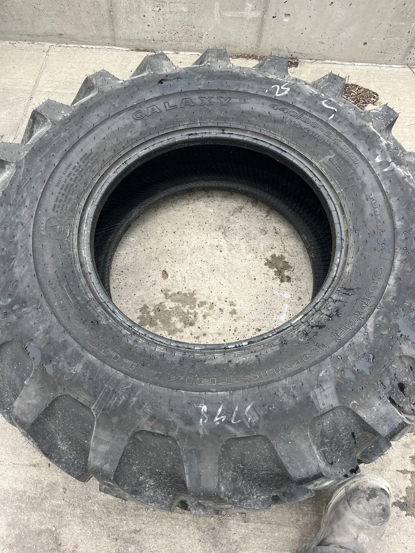 Take-Off 16.9-24 138A8 Galaxy Super Industrial Lug TL R-4 95-100%