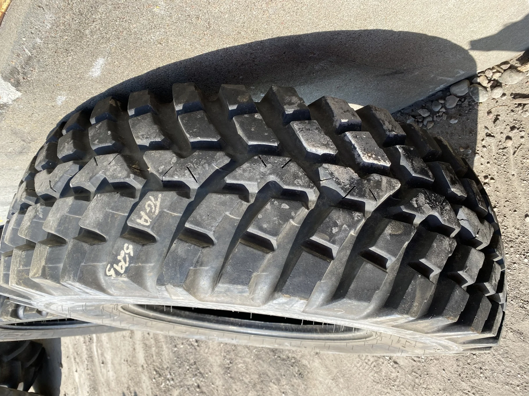 Used 400/80R24 Nokian TRI 2 80-Series (144D) TL 90% - Excellent Condition  _x000D_ (Lug Cuts, Lug St image 4