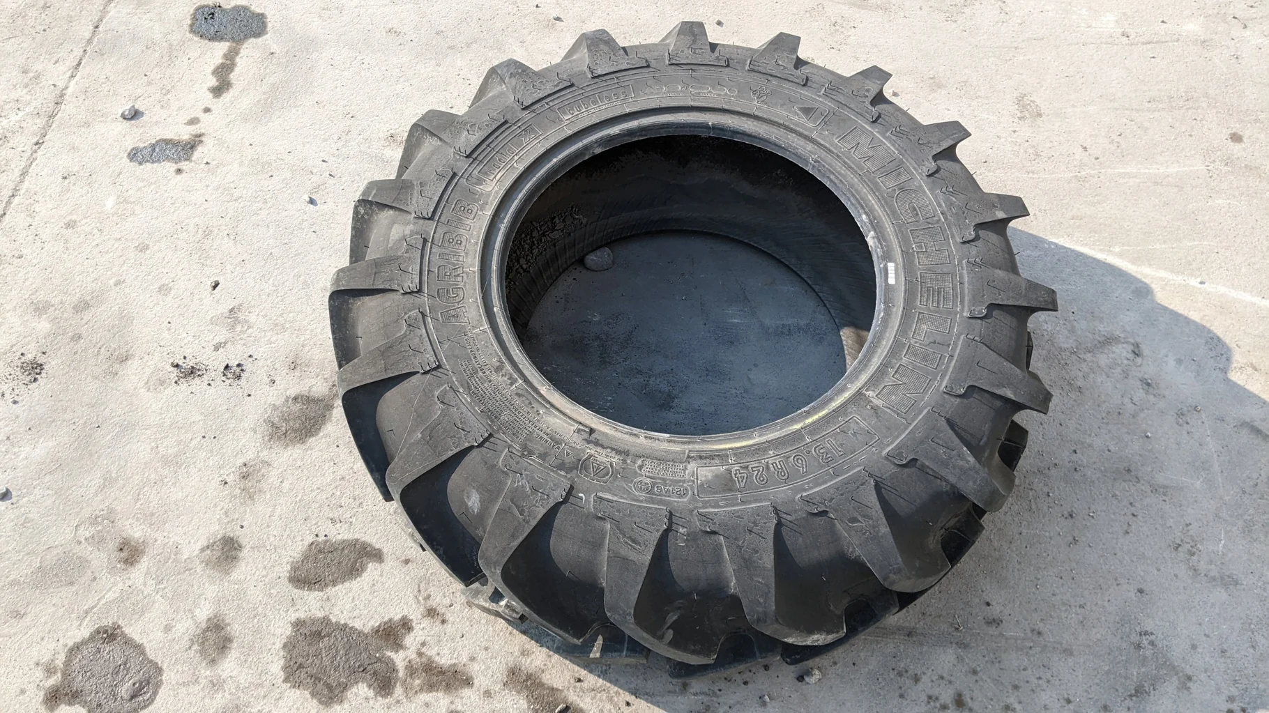 Used 13.6R24 Michelin AgriBib R-1W (121A8/118B) TL 90% (small amount of road wear - good condition)