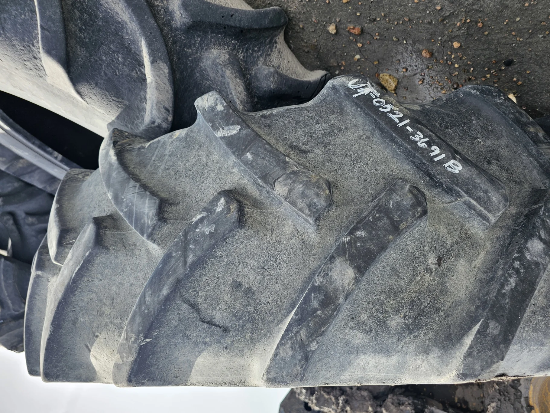 Used 420/85R30 Continental Contract TR85 R-1W (140A8/137B) 75% - Road wear on lugs image 3