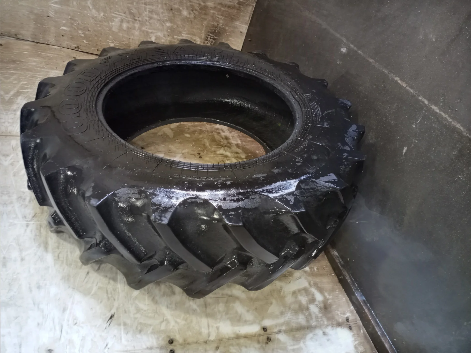 Used 420/85R34 Goodyear Super Traction Radial R-1W 147B 70% Stubble; Uneven wear; Sidewall cuts) image 2