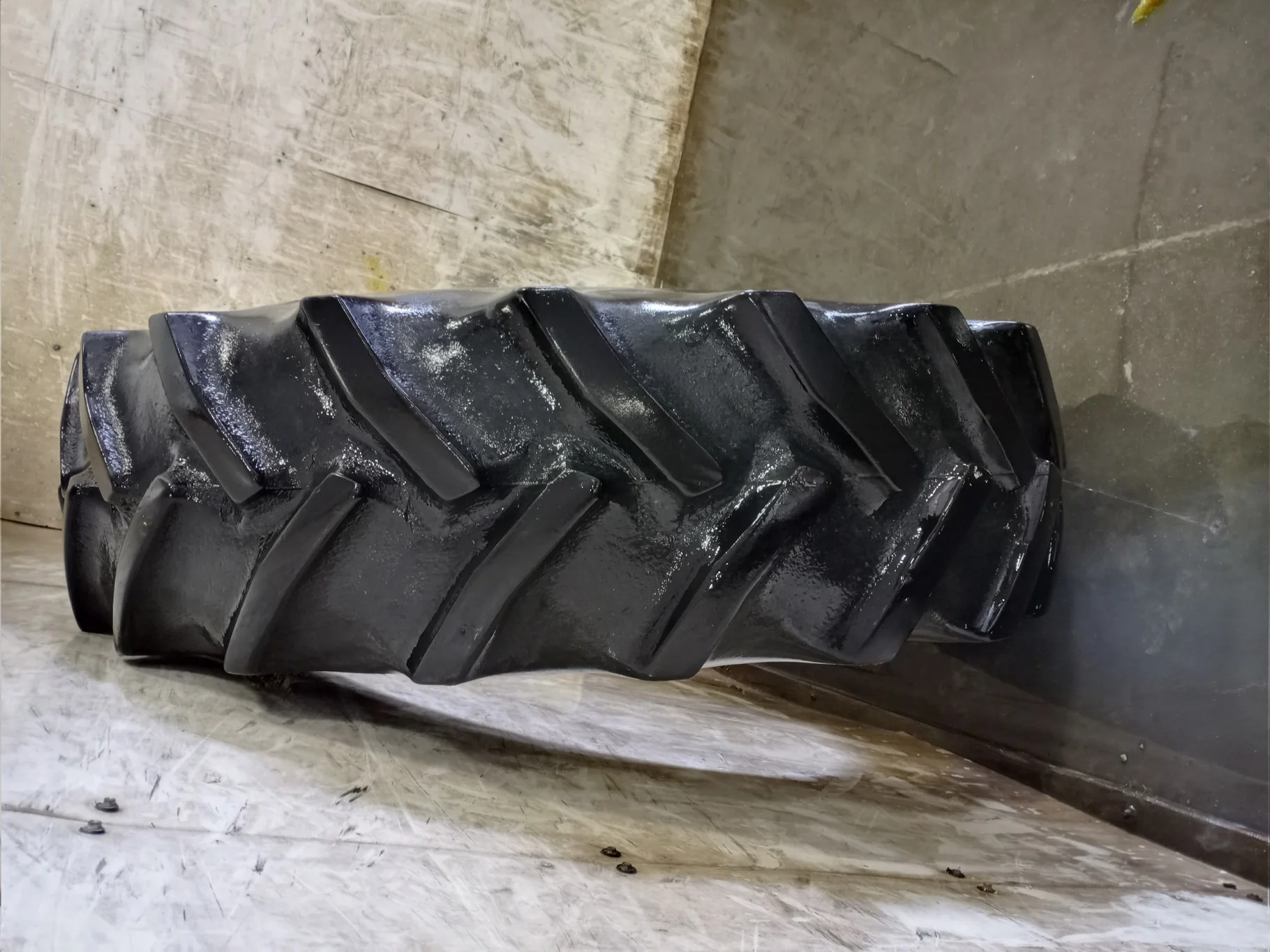 Used 420/85R34 Goodyear Super Traction Radial R-1W 147B 70% Stubble; Uneven wear; Sidewall cuts) image 3
