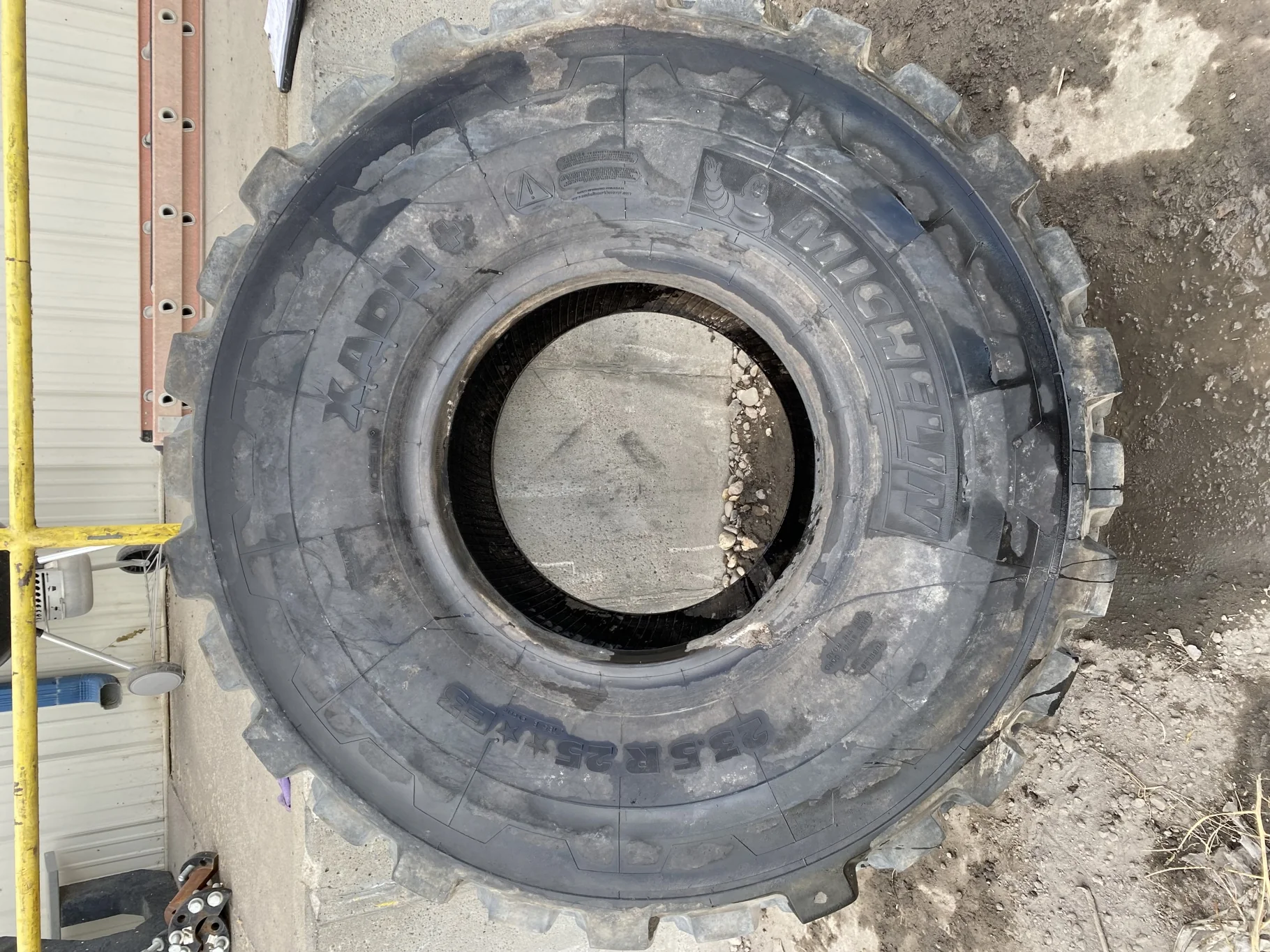 Used 23.5R25 Michelin E3 XADN+  90% _x000D_ 185B  _x000D_ (Lug Cuts, Sidewall Cuts, Cuts Between Lu